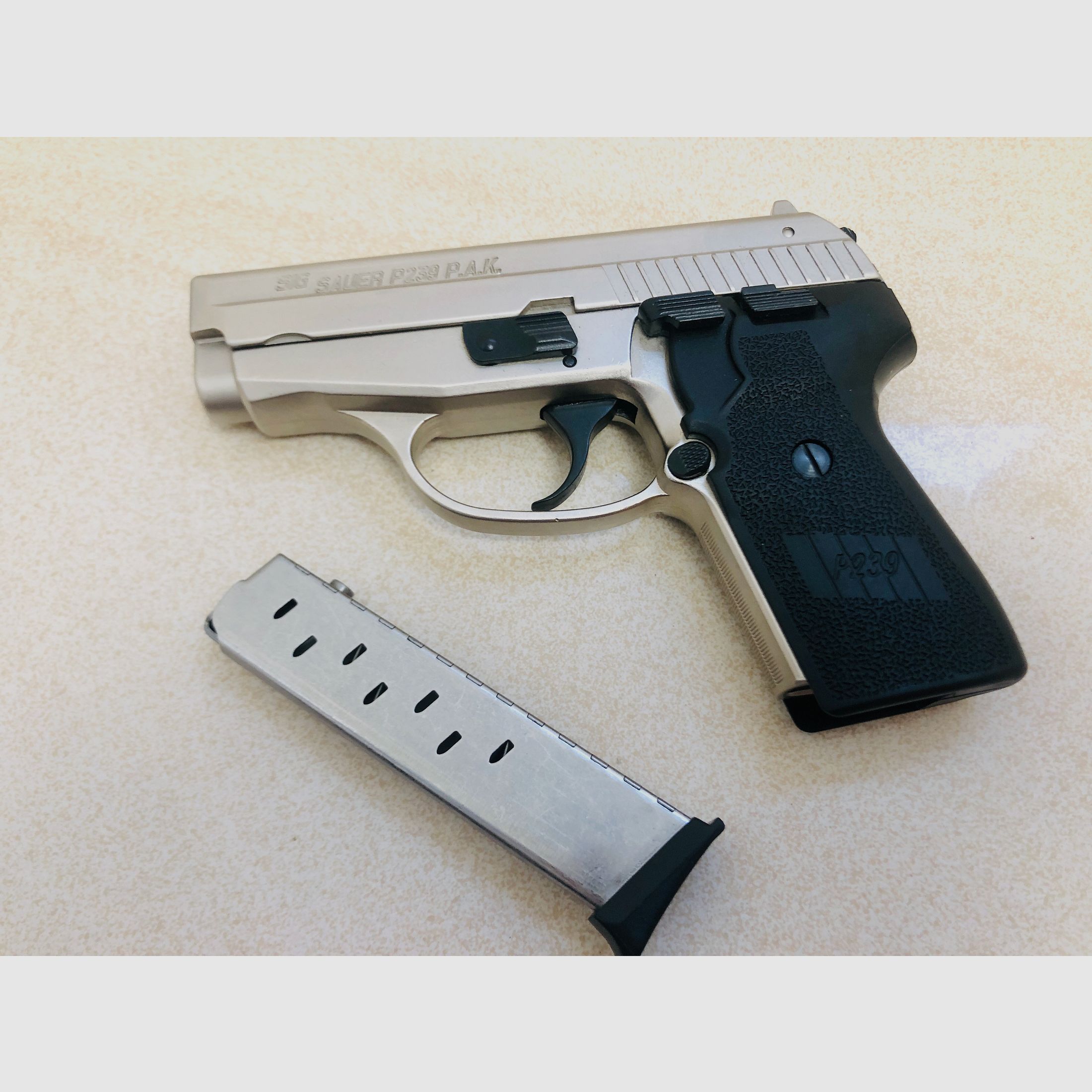 ••• SIG SAUER P239 schreckschiesspistool / nikkel / accessoires / originele verpakking / PTB 874 •••