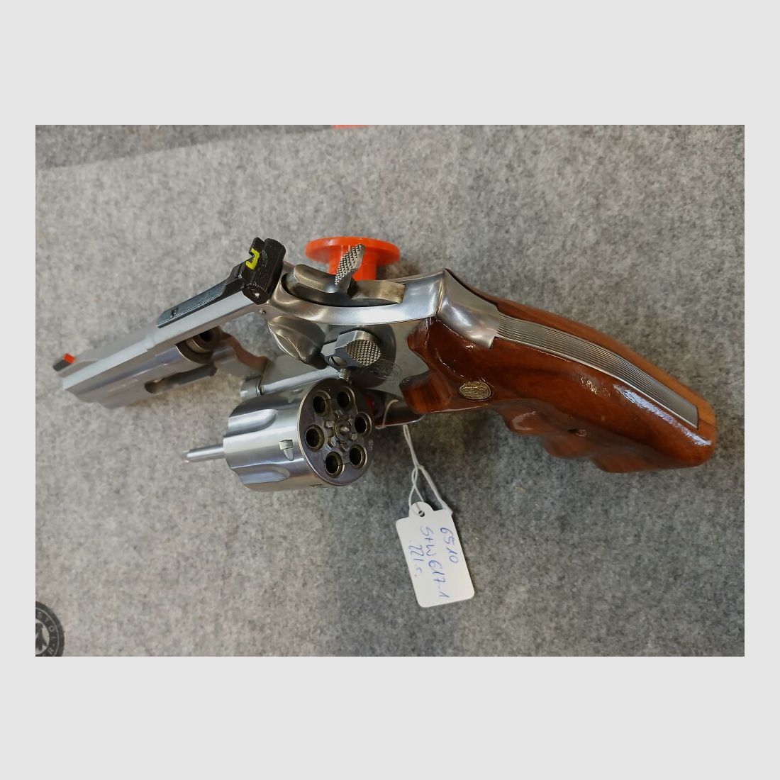 Smith + Wesson 617-1, barrel length 4"