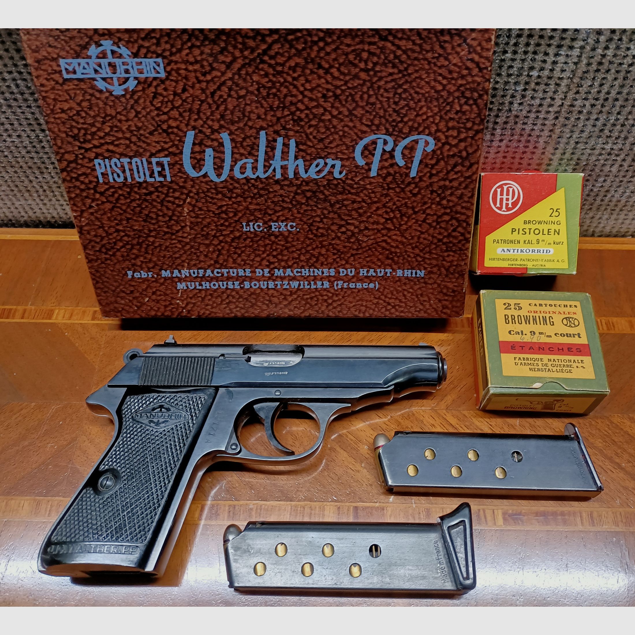 Pistole:  Walther PP, cal:9mm kurz. - Hergestellt, in Lizenz, von MANURHIN, France, 