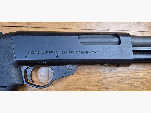 Sehr schönes Vorderschaftrepetierflinte Franchi – Mod. SAS 12 – Kaliber 12/76 – Glatter Spiegel-Lauf – 8 Schuss (7+1) – Seltener und robuster als der SPAS 12 – Franchi-Qualität überall – TBE+
