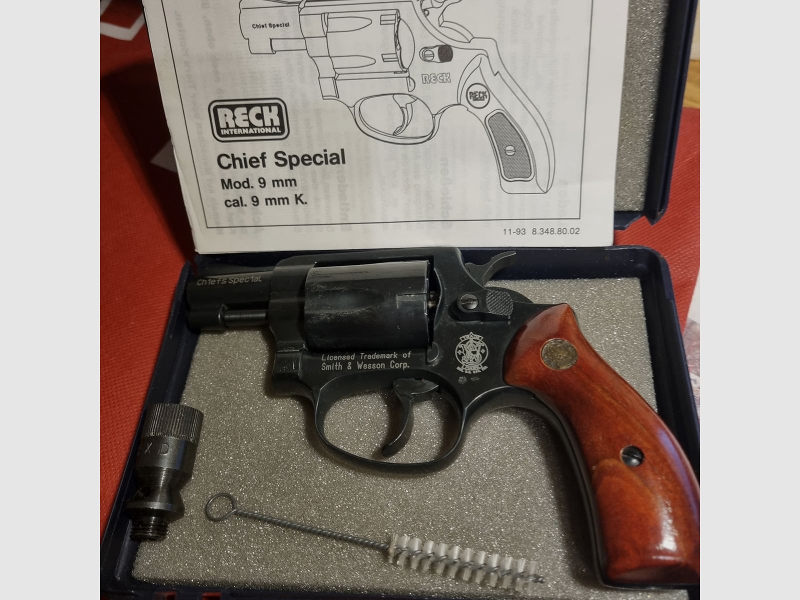 Revolver Smith & Wesson Chiefs Special von Reck, Holzgriffschalen Kaliber 9 mm R.K., Damenrevolver, mit Leder-Holster, PTB 503, altes Modell