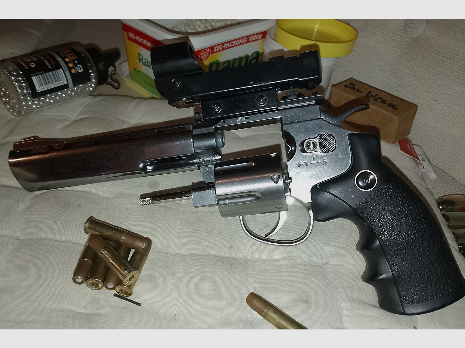 Dan Wesson co2 Revolver 6mm Set 31 Ladepatronen Red dot Visier Holster + viel bb's + Stahlkugeln 