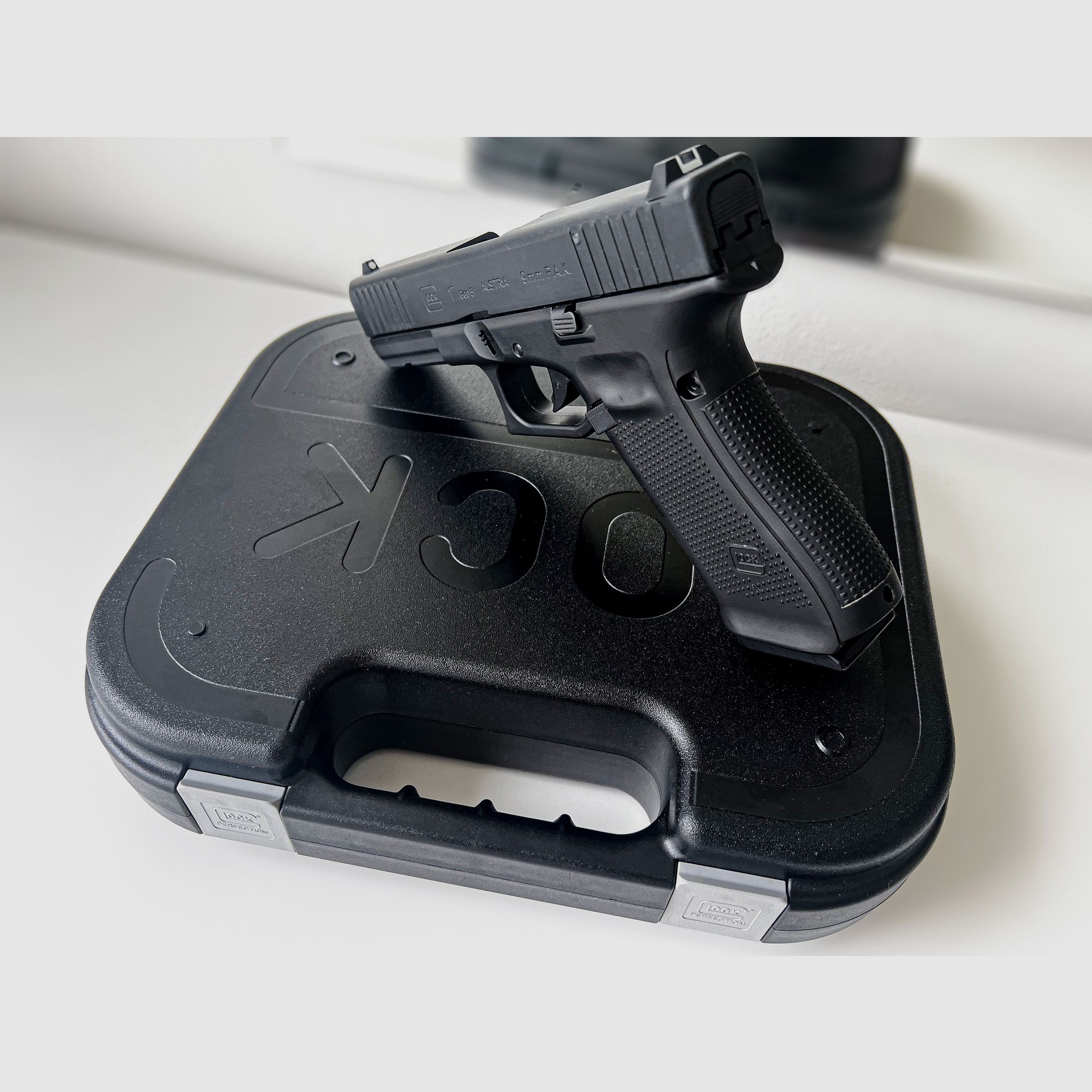 Glock 17 Gen. 5 9mm PAK +  Holster +Glock Waffenkoffer