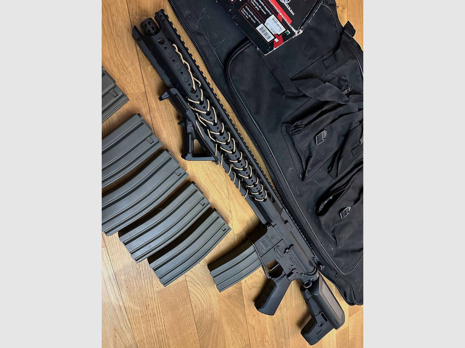 Krytac LVOA mit Magazinen, Tasche und Griff