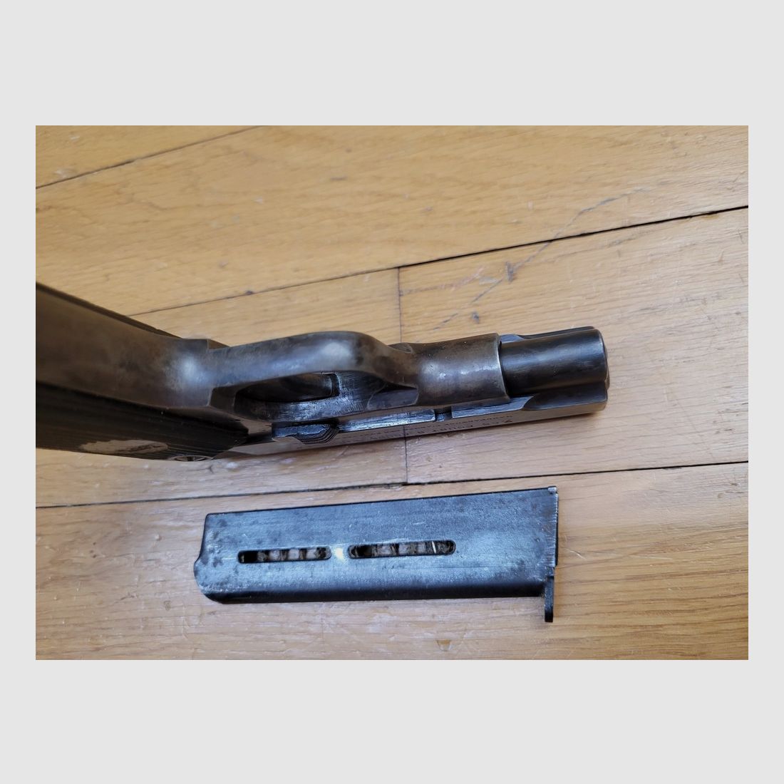Mooie Unique Rr51 Pistool – Kal. 7,65mm – Wapenfabriek van de Franse Pyreneeën – Voortzetting van het bezettingsoorlogsmodel – Zeer goede afwerking – Uitstekende grip – Twee 9-schots magazijnen – Een mini 1911A1 in 7,65! – Exemplaar in zeer goede staat! – TBE+, afbeelding 10 van 17