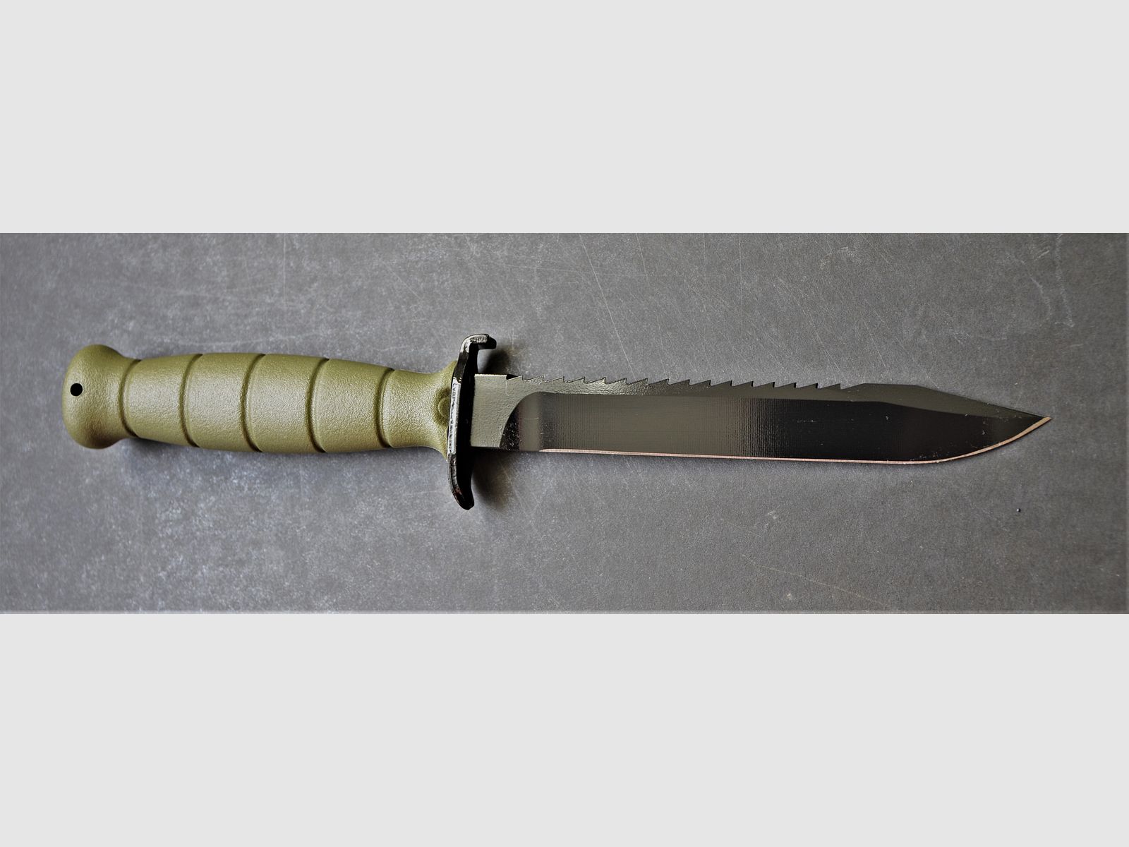 Glock Feldmesser FM 81 oliv – Militärisches Mehrzweckmesser