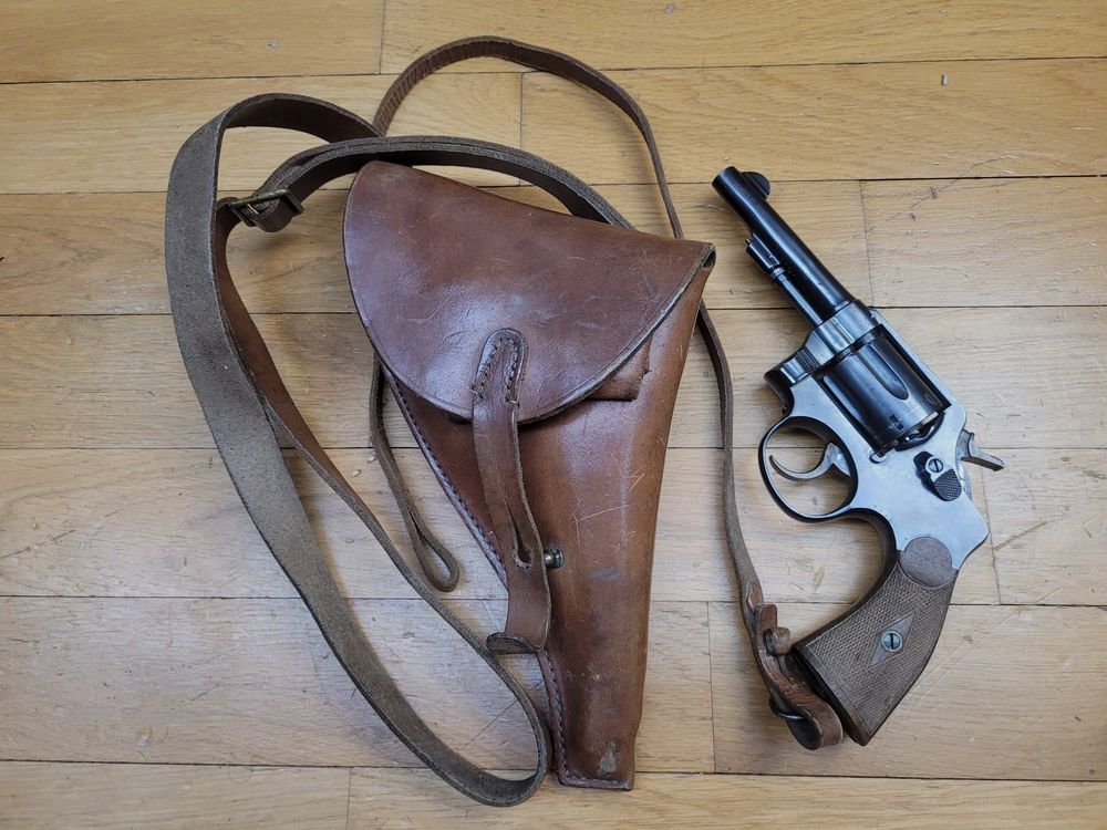 Bon et beau Revolver1892 espagnol des commandes françaises de 1917- Fabrication Trocaola Aranzabal Y Cia à Eibar- Cal. 8mm92 – Étui, dragonne et baudrier – Belle mécanique et canon parfait – Très bel exemplaire 14-18 en TTBE ++, image 1 sur 24