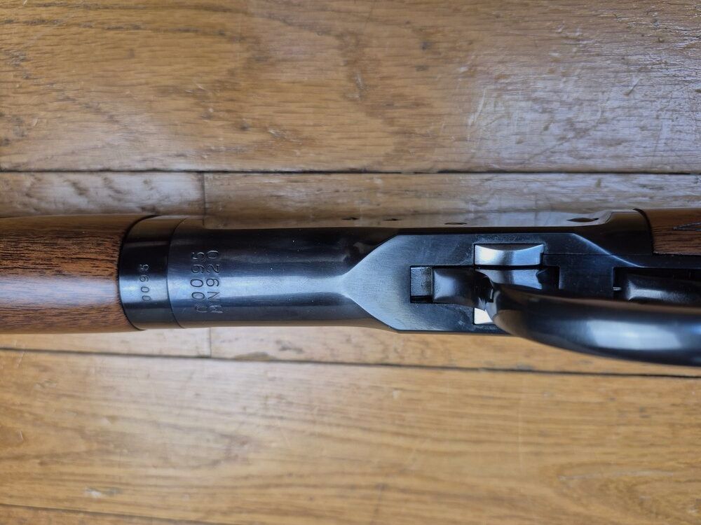 Espléndida "carabina" Winchester 1892 – Versión "rifle" / escopeta de cañón octogonal – Raro modelo Take down – Cal. .44-40 con 10+1 disparos – Acabados Miroku Japón – Serie limitada de 2 x 251 ejemplares – Hermosa madera de nogal de grado V o VI – Caja original con documentos y candado – Nunca disparada – Arma nueva – TBE++++, imagen 13 de 39
