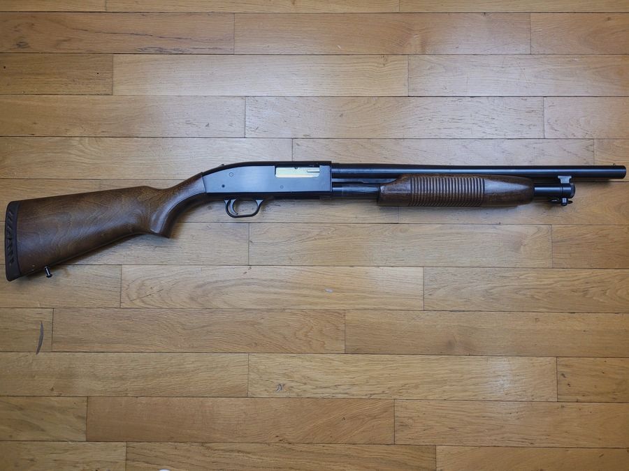 Super Vorderschaftrepetierer Mossberg 500ATP « Persuader » – Kaliber 12/76 – Waffe von 1982 – Lauf von 47cm – 5 Schuss – Schaft und Pumpen aus schönem Nussbaum – ambidextre Sicherheit – 100% made in USA – Eines der besten « Pumpen » – TBE, Bild 2 von 23