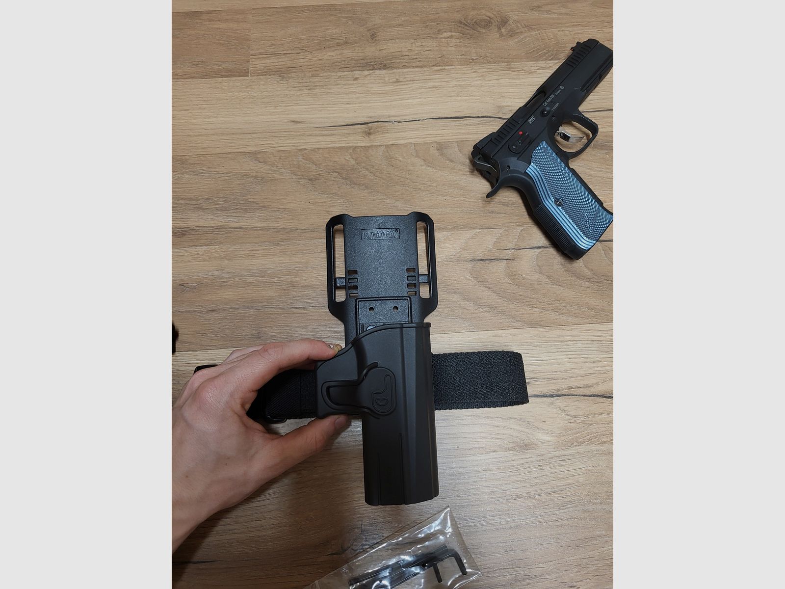 ASG CZ SHADOW 2 GBB AIRSOFT BUNDLE 4 chargeurs, 3 bouteilles de gaz Airsoft, 8000 billes, holster, 2 pochettes de chargeurs, ceinture Amomax peu utilisée