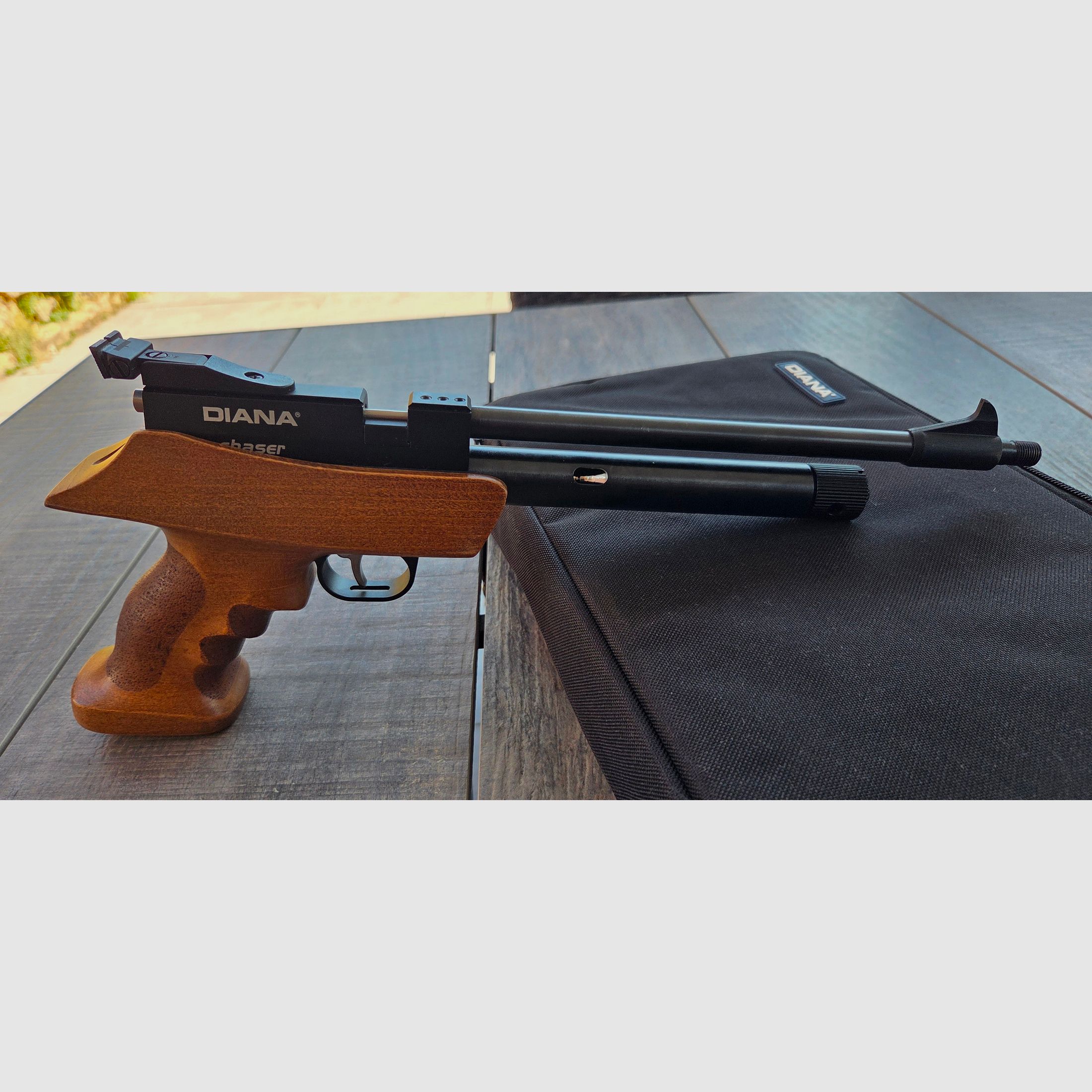 Diana Chaser CO² air pistol with 42 pcs. 12g cartridges