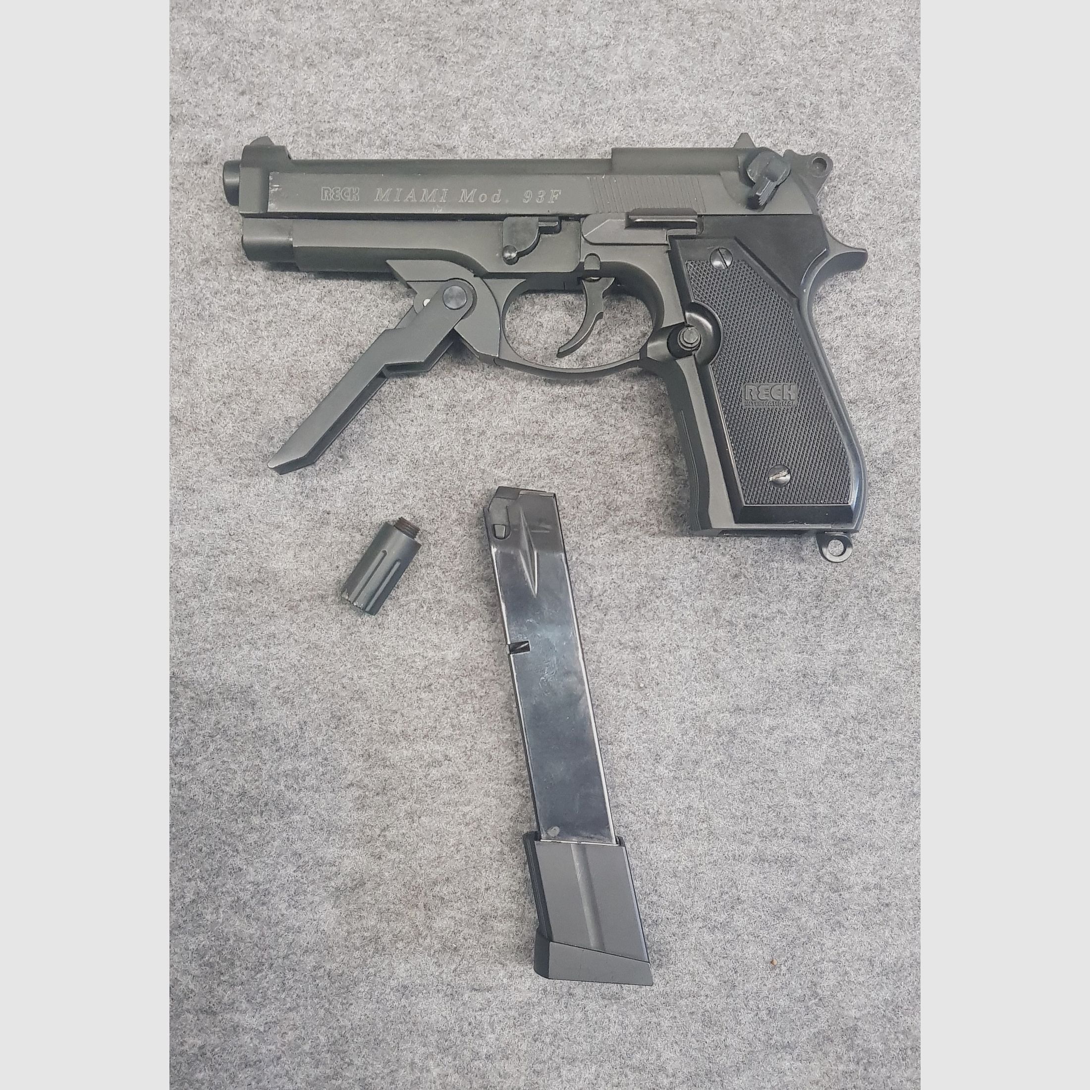 Sehr seltene SRS Schreckschuss Pistole  Reck Miami Mod. 93F 9mm PAK PTB 908 mit Frontgriff und langes Magazin 93 92 F