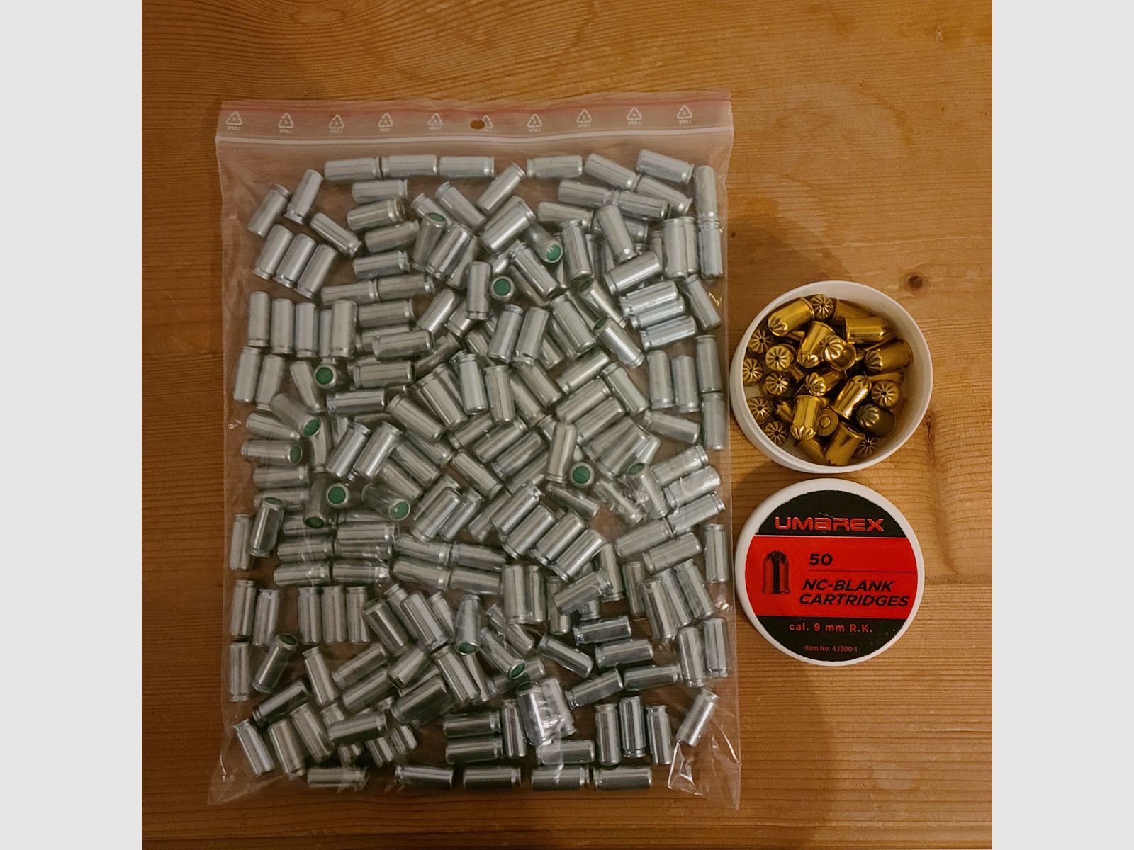 Pistole alarmowe 2 sztuki z nabojami blankowymi, również rewolwery