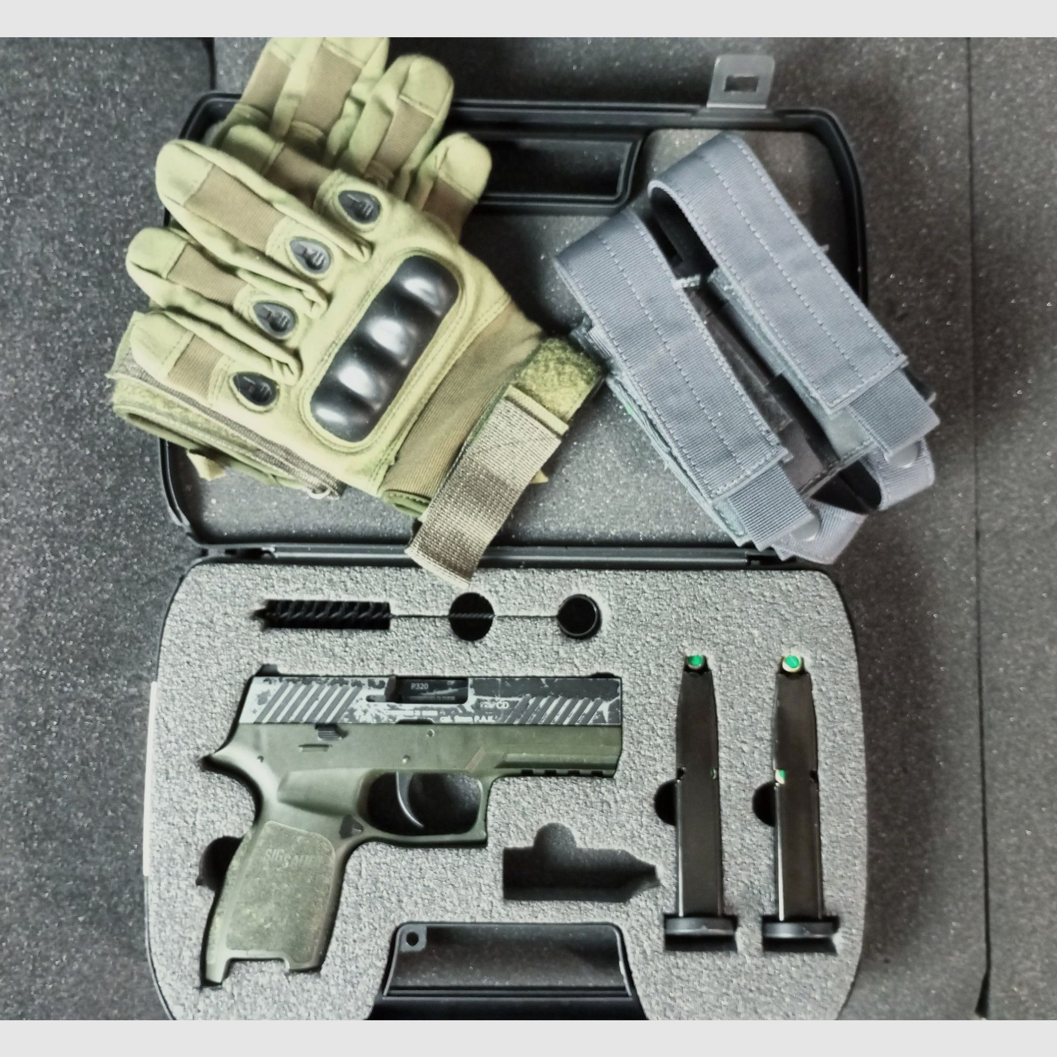 Pistola a salve Sig Sauer P320 OD-Green + 1 caricatore di ricambio + 2 tasche per caricatori + paio di guanti, immagine 1 di 6