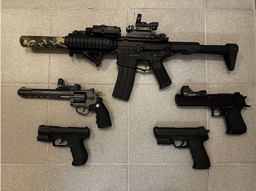 8 Stück Airsoft Guns mit sehr viel Zubehör