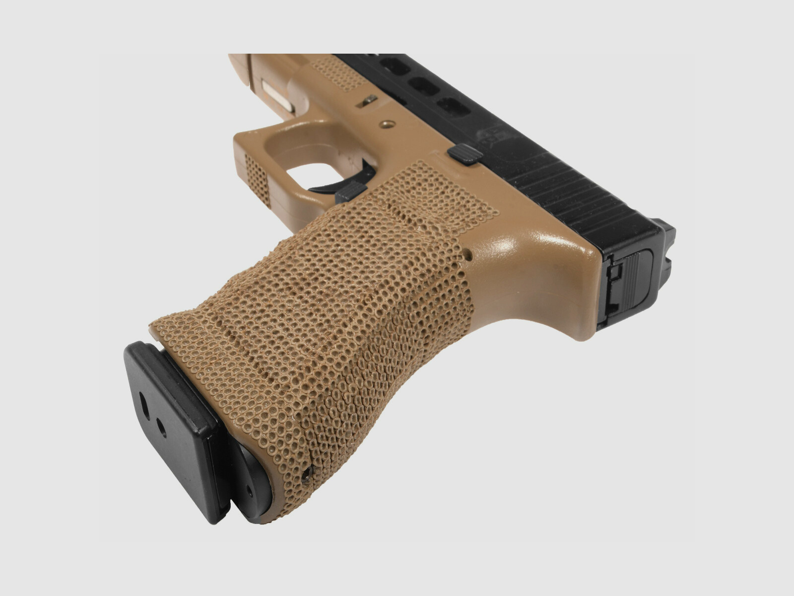 P06 GBB Airsoft Pistole in Tan | Delta Armory