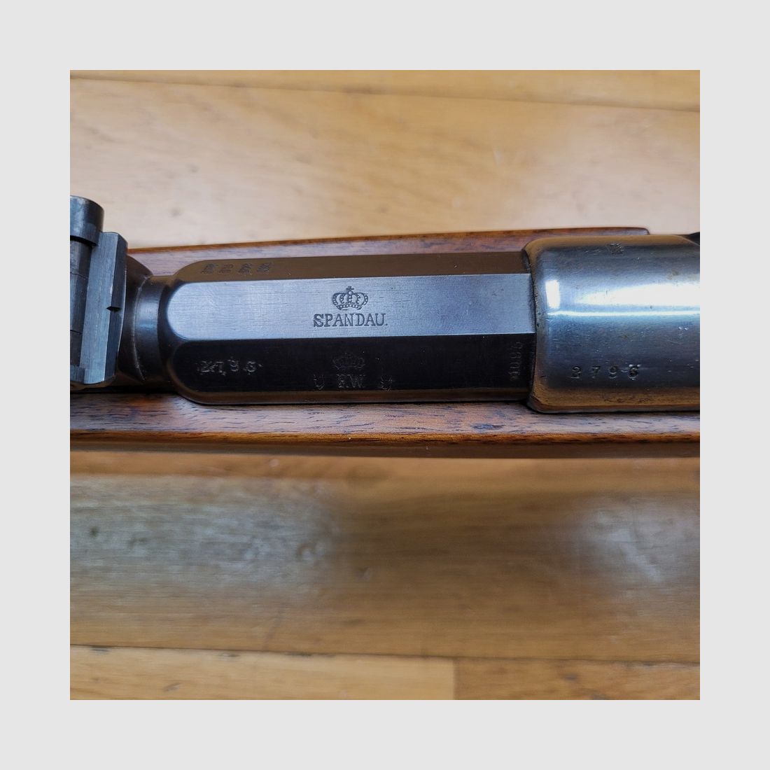 Prächtiges Infanteriegewehr Mauser 1871/84 – Vollständig einheitliche Seriennummer – Preußisches Arsenal Spandau – Prestigierte Zuteilung an die 1. Jäger zu Fuß der Garde – Neuer Lauf – Museumszustand, Bild 19 von 35