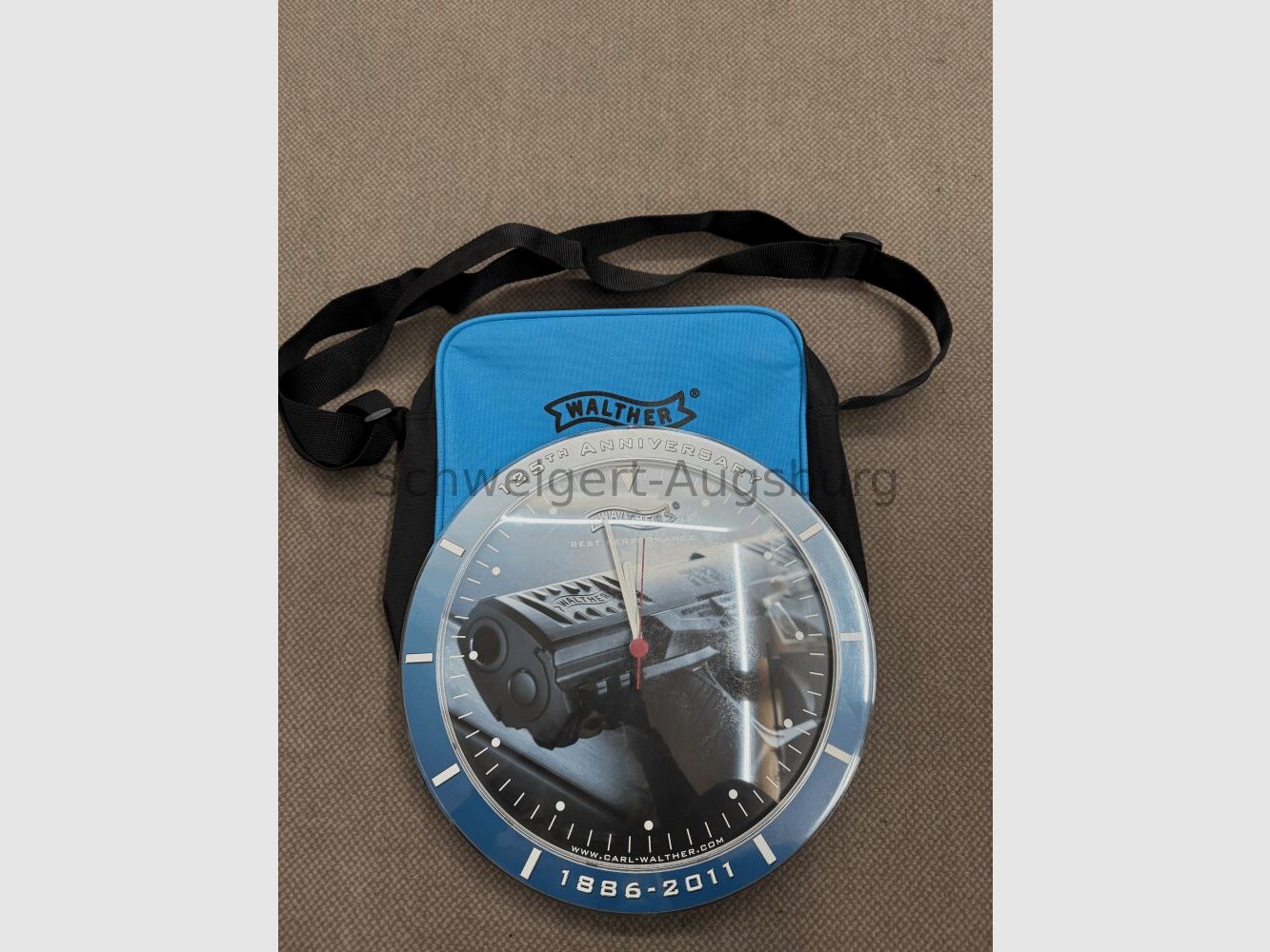 125 años de reloj de pared Walther con funda protectora