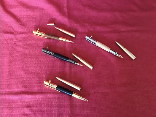 Ausgefallen: Luxus-Kugelschreiber in Patronenform in verschiedenen Holzfarben.