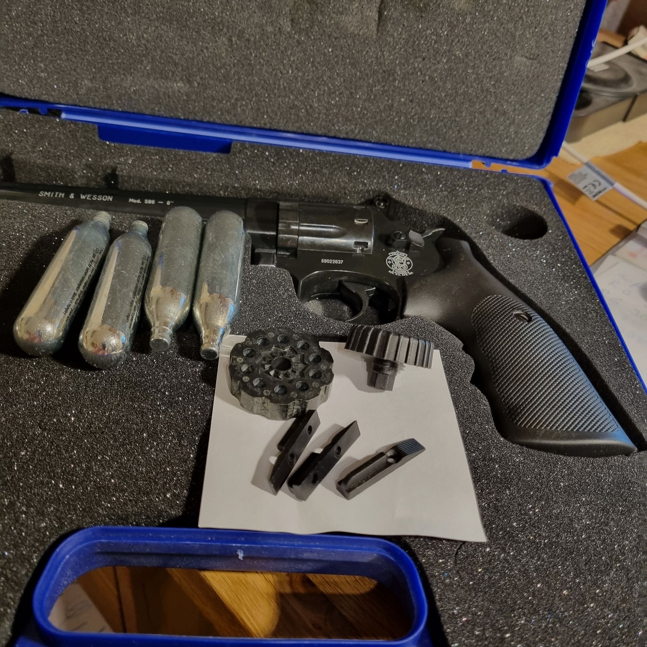 Smith & Wesson 586 Co2 revolver - 6 inches blued 4.5 mm diabolo