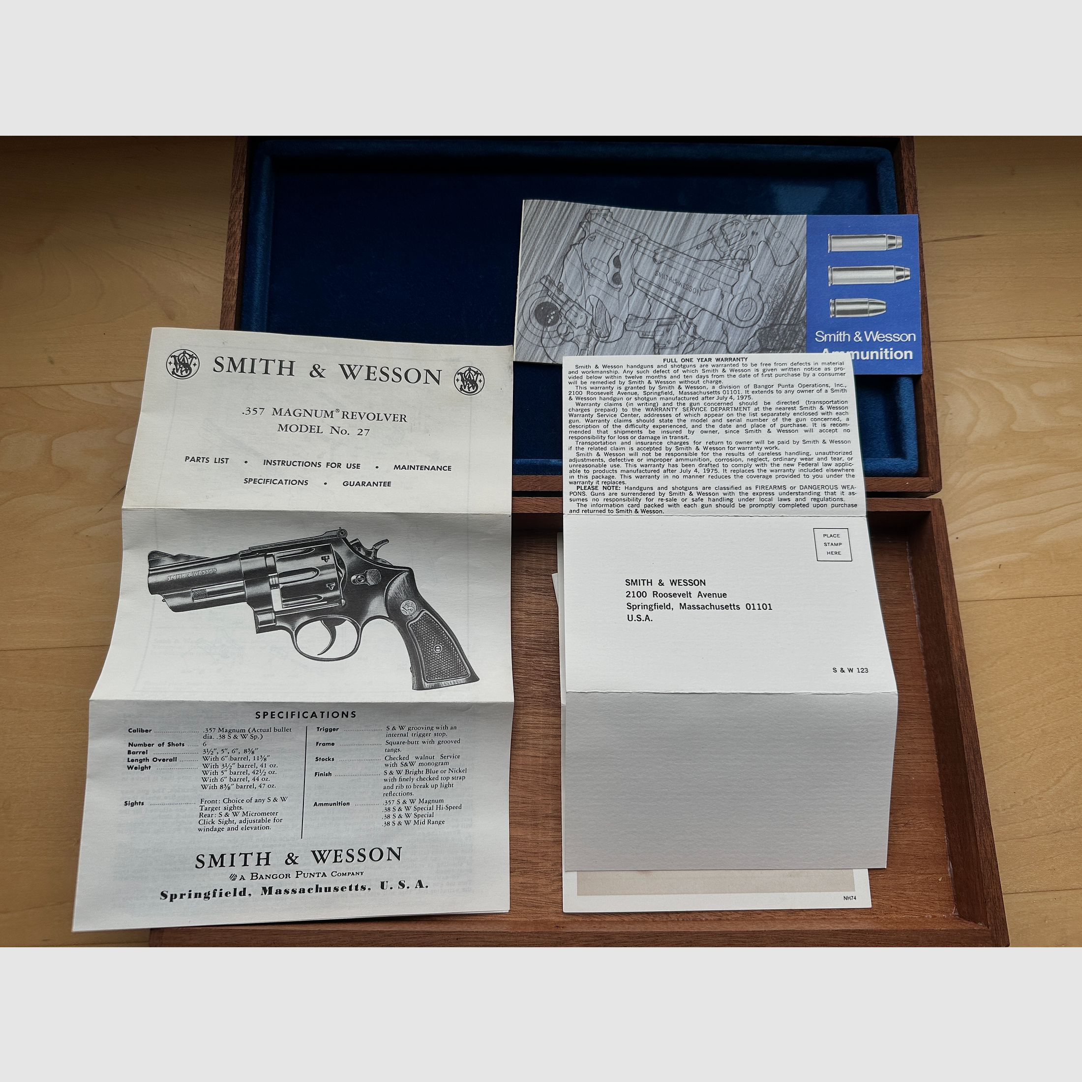 Smith & Wesson modèle 27-2 avec canon encastré et barillet rétracté