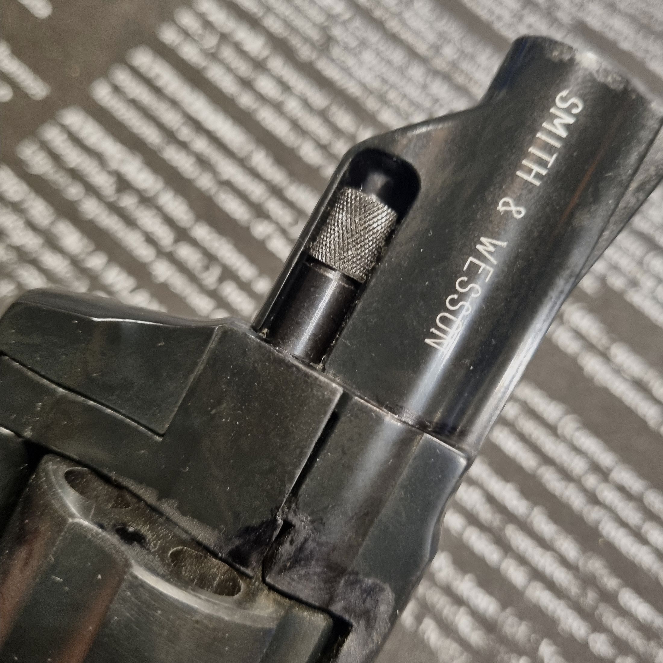 Smith & Wesson, Mod. Combat, 9mm, PTB 607 altes Modell, Holzgriffschalen, brüniert, zzgl. 50 Schuss