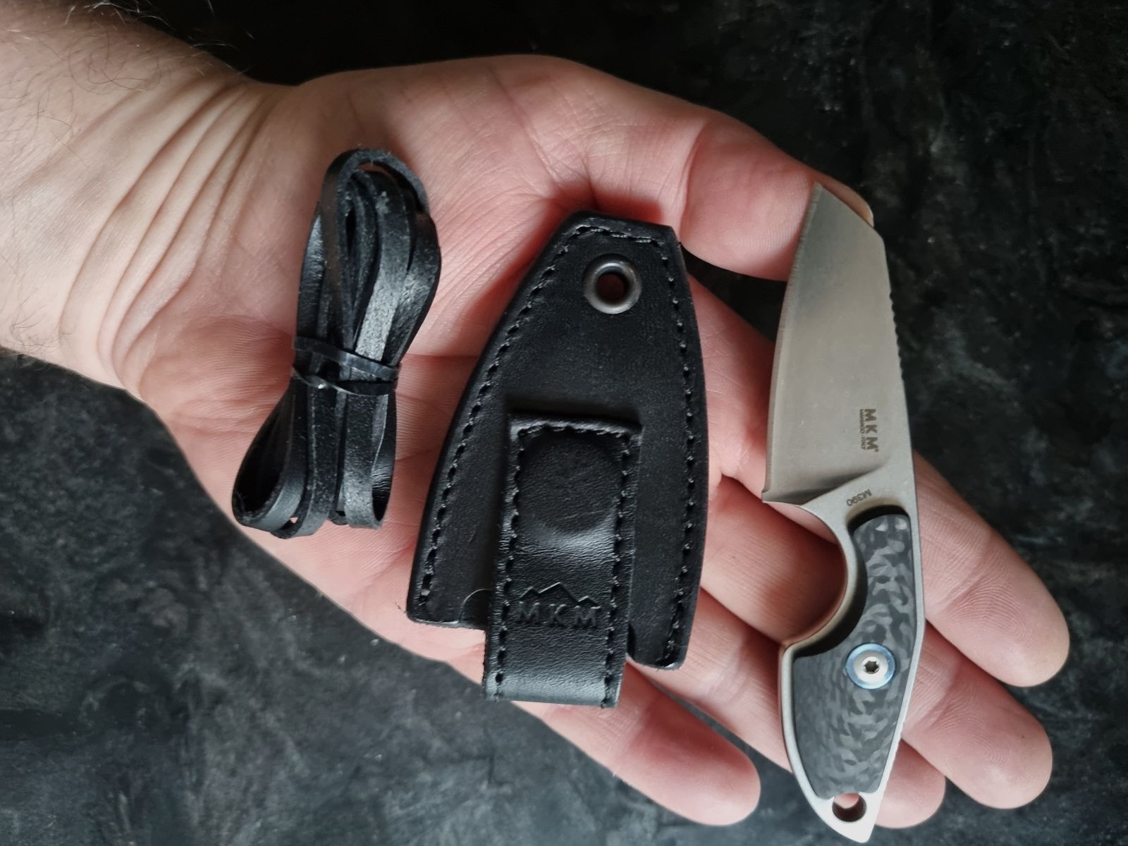 Neckknife Sheepfood Messer Mikro 2 CF mit hochwertiger Lederscheide und Lanyard.