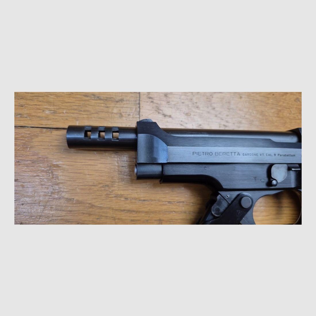 Sehr schöner Beretta 93R Selbstladepistole – Weniger als 2.000 Exemplare! – Seltene Version des 1. Typs mit Laufbohrungen – Magazin 15 Schuss – Ausgezeichneter Zustand, fast neu für die seltensten Beretta – TBE ++ – Kategorie A2 – Export AUSSCHLIESSLICH, Bild 9 von 29
