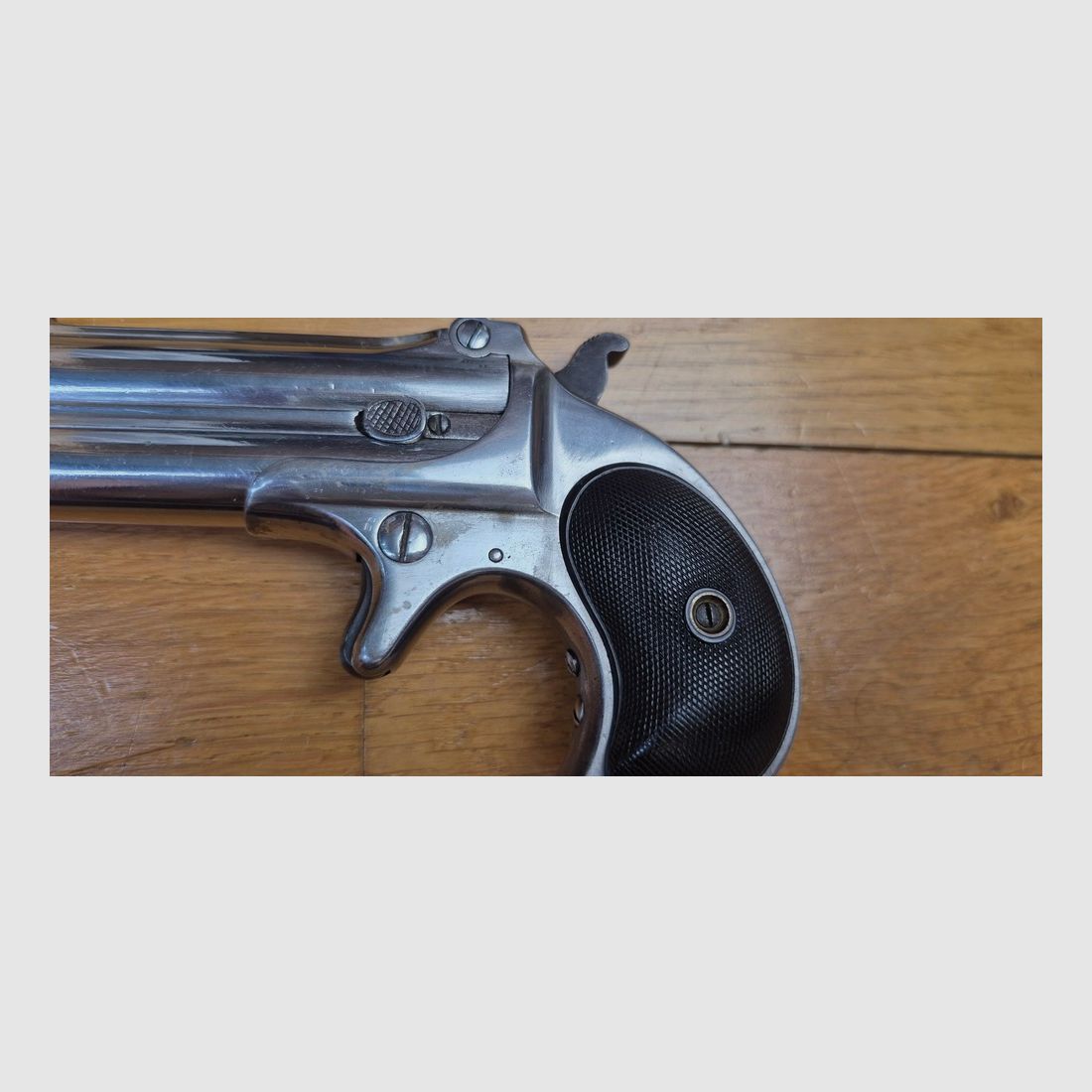 Ikoniczny podwójny pistolet Derringer Remington M95 – Kal. 41 nabojowy .41RF – rzadki i poszukiwany Typ I późny – Broń saloonów z lat 1870/1880! – Bardzo ładne oryginalne wykończenie niklowe – Doskonały stan mechaniczny – Dobre lufy – Idealne wyrzucanie – Uchwyt ebonitowy w bardzo dobrym stanie – Tylko 14 000 egzemplarzy! – „Joker” w rękawie asa w doskonałym stanie – TBE+/TBE++, zdjęcie 5 z 22