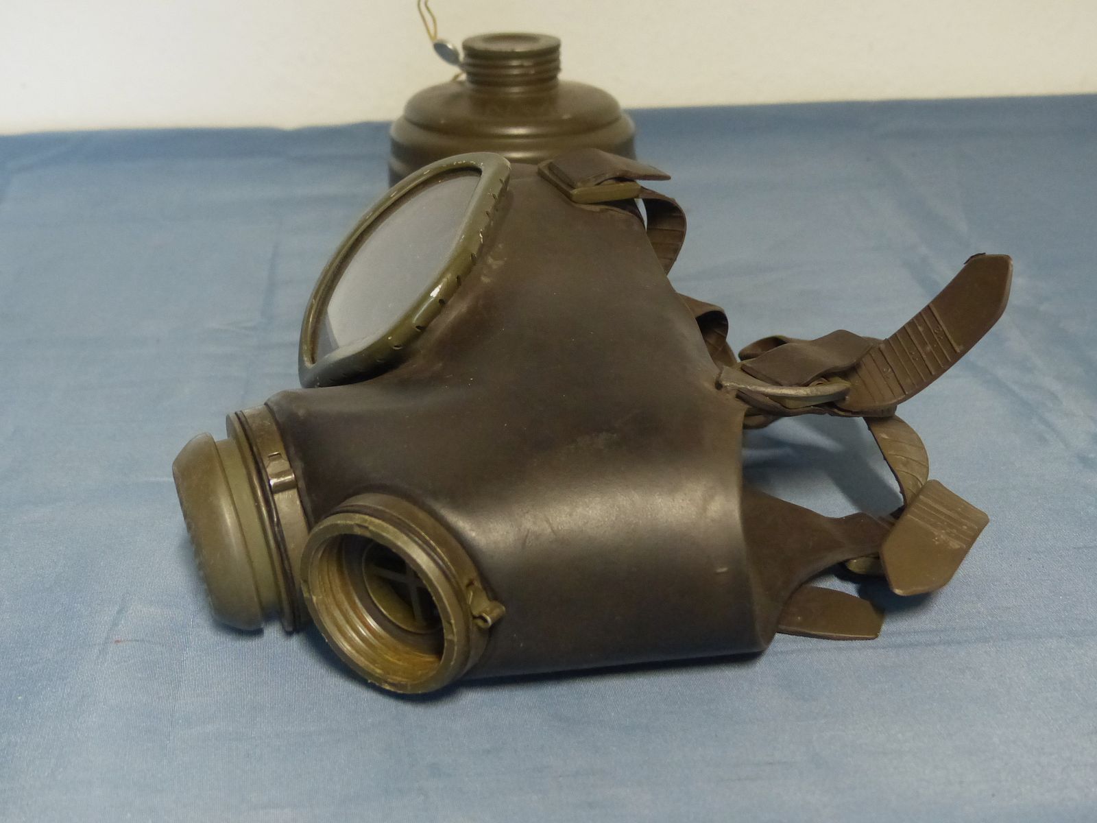 Original Bundeswehr Gasmaske Atemschutz M 65 ABC mit Filter 70er