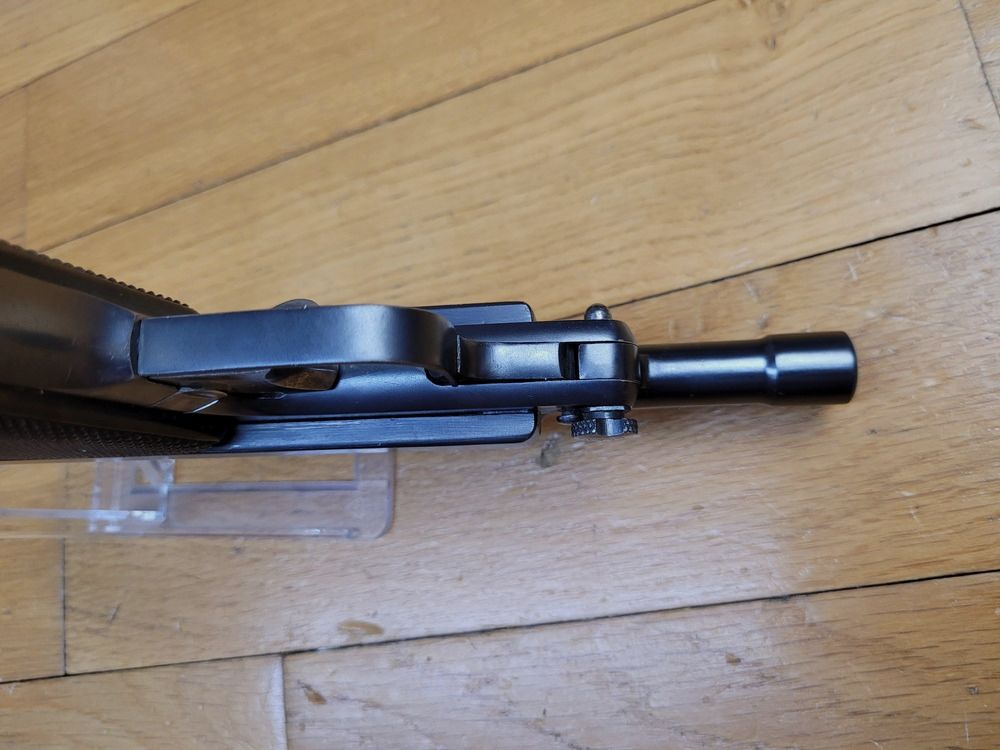 Martial und sehr seltener Pistol Le Français Typ Armee des ersten Typs – Weniger als 600 produzierte Waffen – Kal. 9 Browning Long – Art Déco Perle – Bemerkenswerte Ausführungen – Originale, steife Brünierung – Perfekte Griffschalen – Spiegelkanal – Sehr angenehmer Abzug – Ein echtes französisches Parabellum – Museumszustand!, Bild 19 von 26