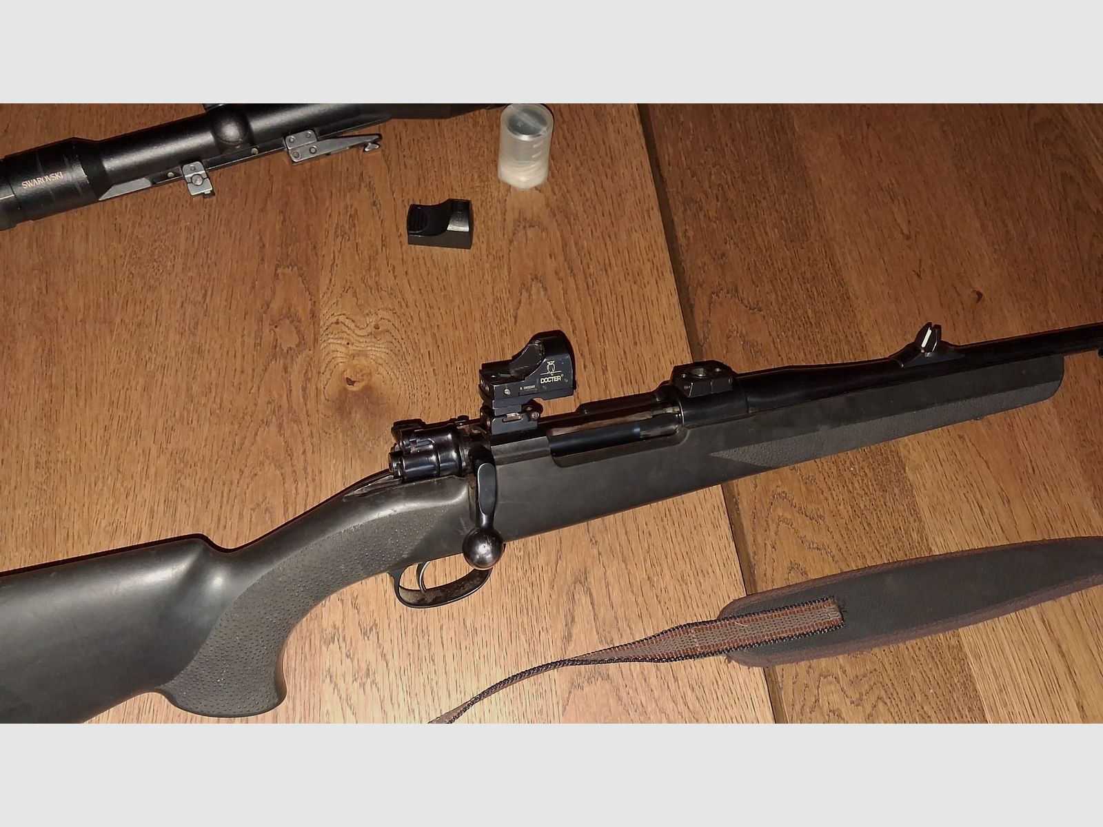 Mauser 98 „Forest“ in calibro 9,3x62 – pacchetto completo (Swarovski 8x56 + Docter Sight)
