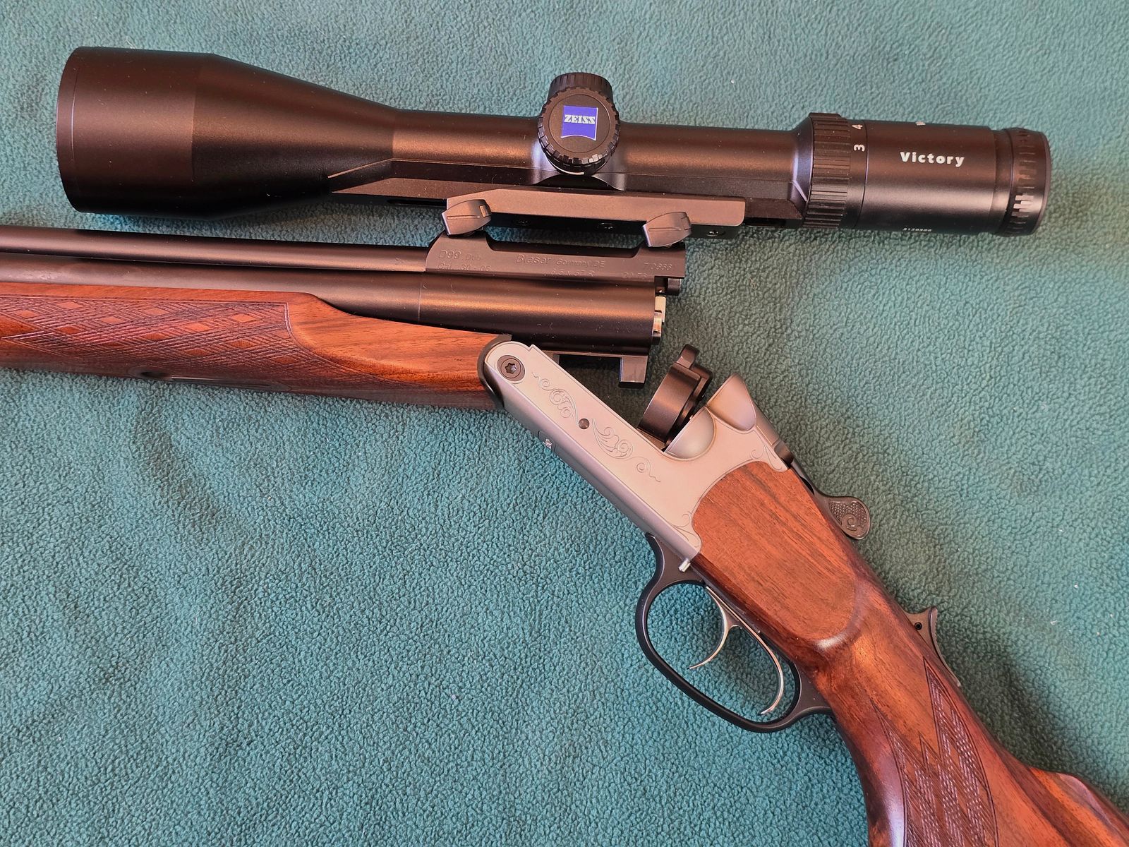 Blaser D99 Duo mit Blaser Sattelmontage und Zeiss Varipoint 3-12 ×56 Leuchtabsehen