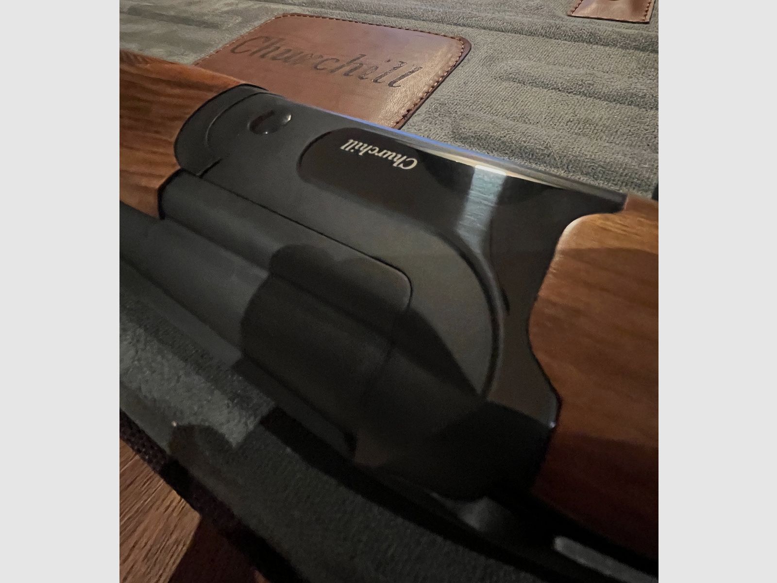 Akkar Churchill 206E Schwarz II