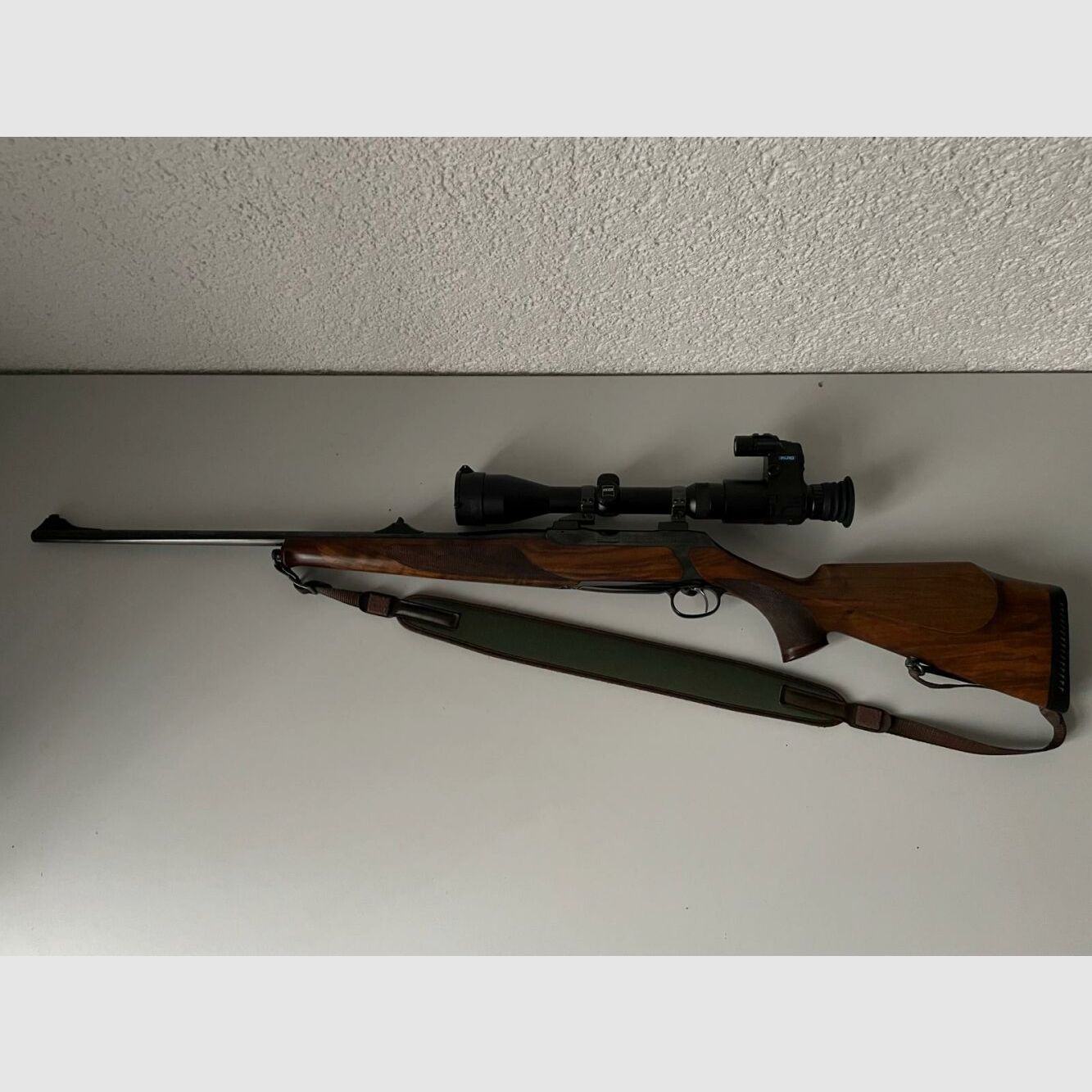 Sauer 202 Europa Luxus, Zeiss Diavari 2,5-10x50, Abs.4 Leuchtkreuz; PARD NSG NV007S