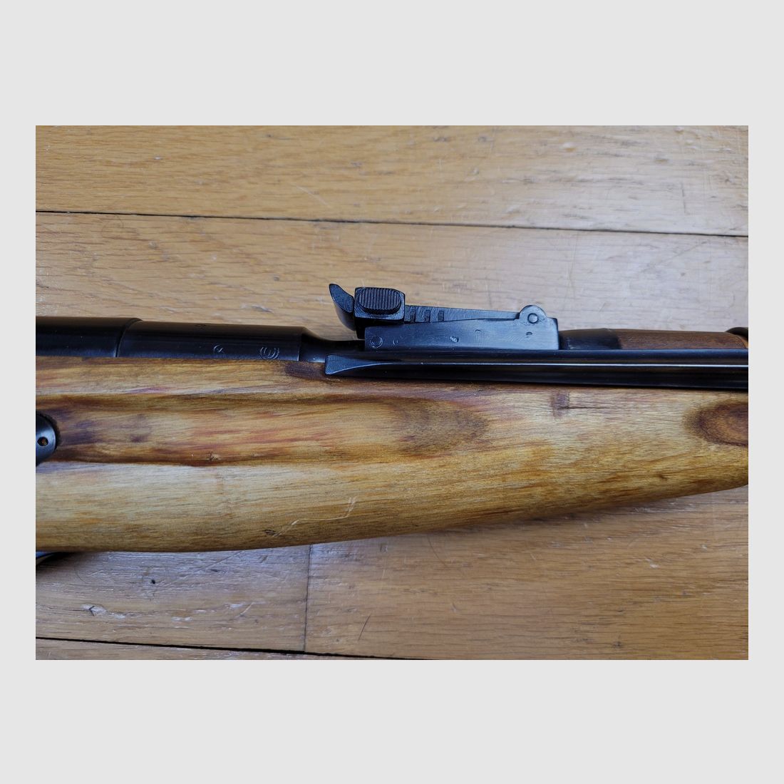 Très belle Carabine Mosin-Nagant M44 – Cal. d&rsquo;origine 7,62 x 54R – Rare arme de fin de production (1946) dite « Blonde stock with toe splice » – Ijevsk – 100% monomatricule – Mécanique de rêve – Canon prodigieux – Arme neuve !, image 5 sur 30