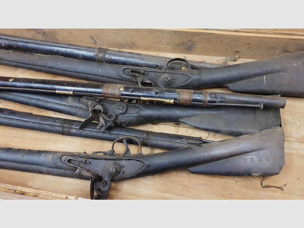 Fusils à silex britanniques pour la Royal Niger Company vers 1830 dans une caisse de transport