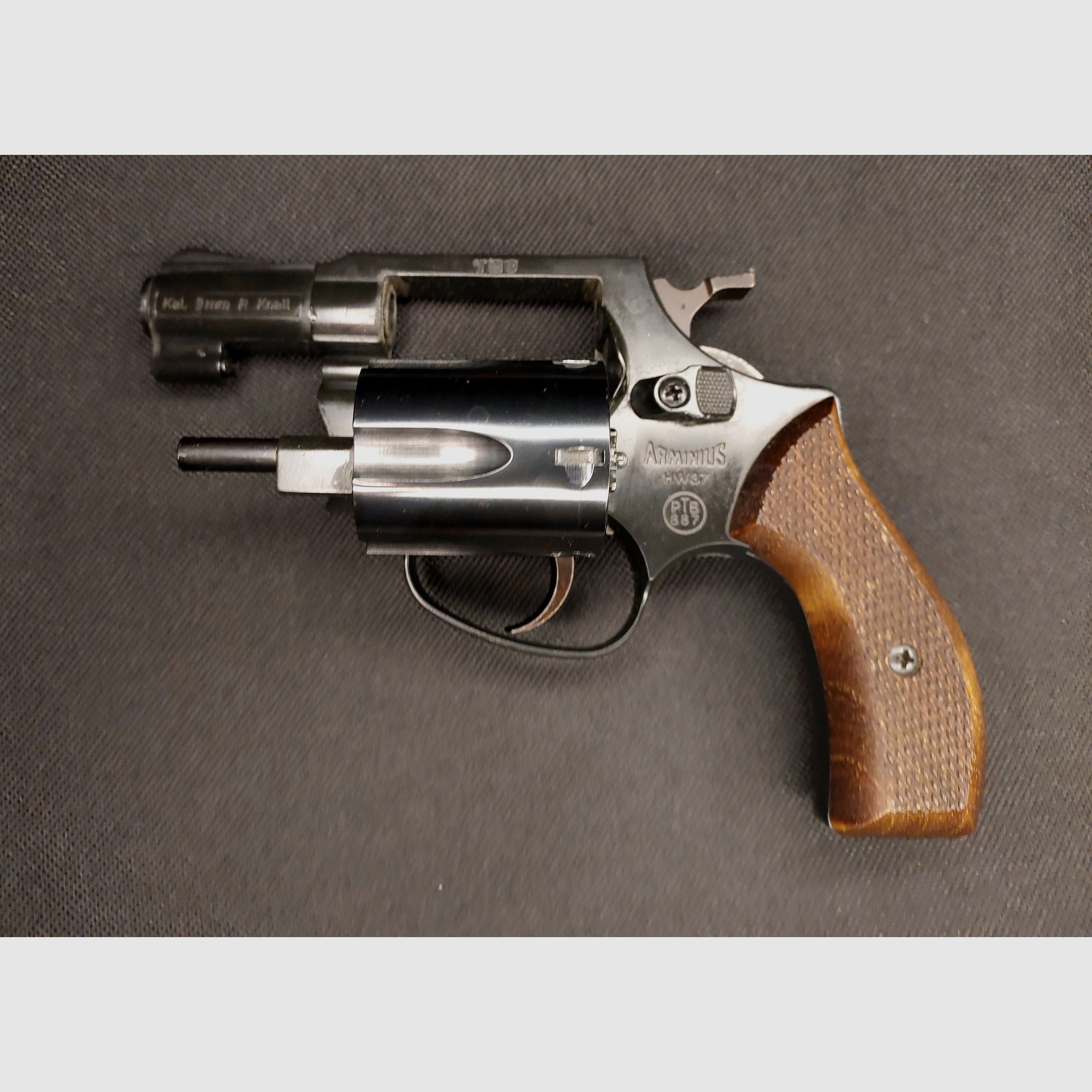 Incienso HW37 Cal. 9mm R.K. (PTB 887) OVP con empuñaduras de madera y funda de cuero - en muy buen estado (Arminius HW 37)