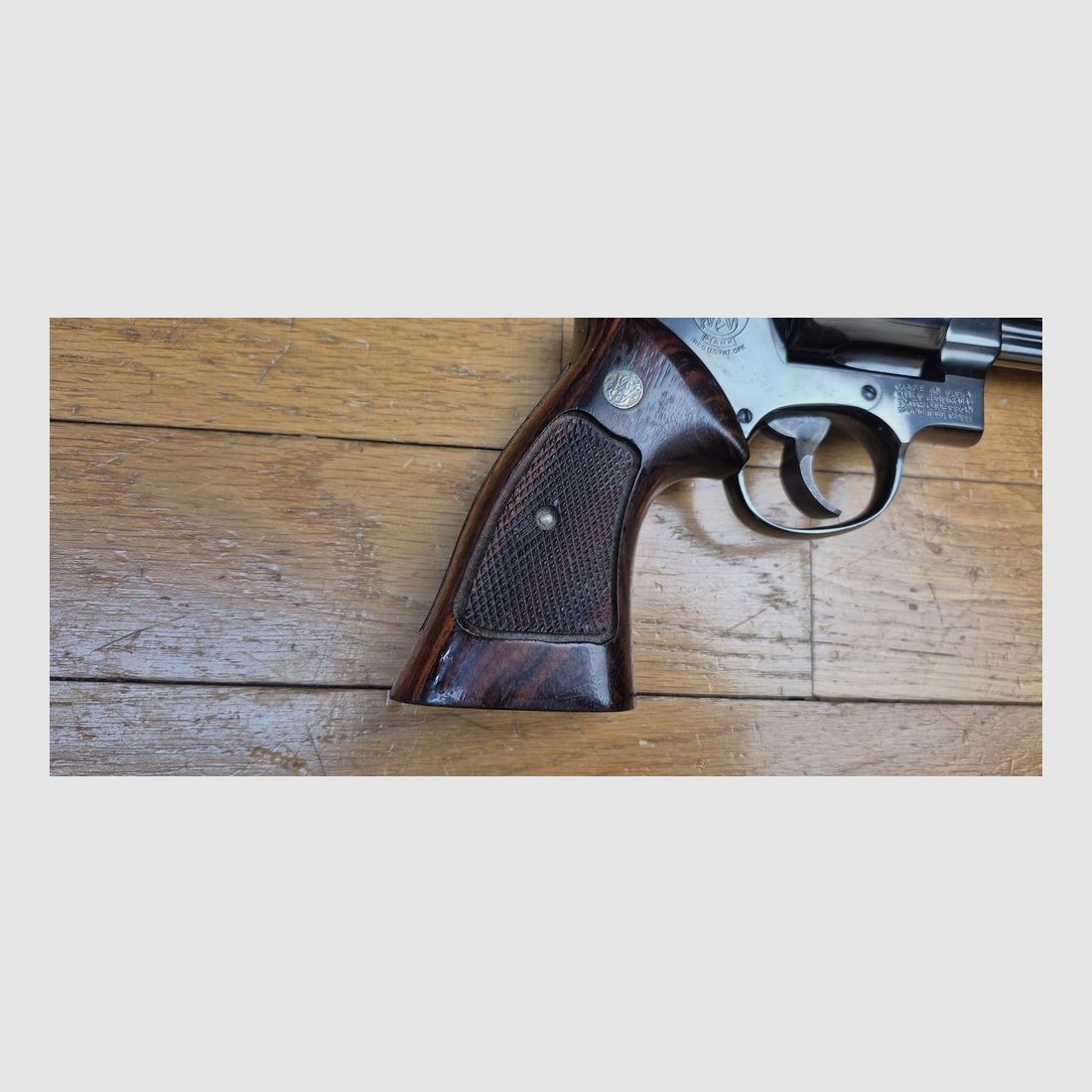 Mythischer Revolver Smith&Wesson Modell 27-2 – Kal. .357Mag – Waffe aus 1976/77 – Qualität und Mechanik, die heute nicht mehr zu finden sind – Revolver des FBI und der Polizei – Lauf von 5 Zoll, gerippt – Wunderschöne glänzende schwarze Brünierung – Ausnahmewaffe für Ausnahme-Schützen – TBE++ Quasi neu!, Bild 3 von 24