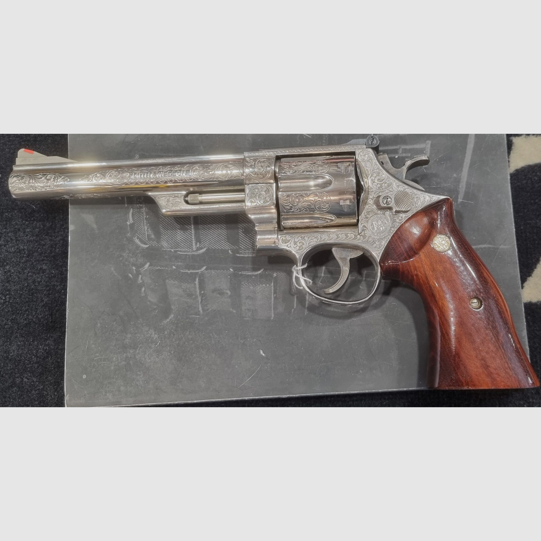 REVOLVER SMITH&WESSON 29-2 Kal. 44M mit Intarsien und Gravuren