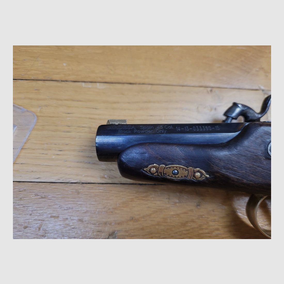 Interessante Deringer percussiepistool – Van Ardessa Custom – Kal. .45 – Schaft behandeld met lijnzaadolie – Ribbels zoals die van de originelen – Nieuwe loop – Zeer mooie groeven en mooie blauwverf – Zakmonster voor grote sensaties op de schietbaan! – Een must-have van de straten van San Francisco rond 1850 en het wapen dat Lincoln doodde! – Nieuw!, afbeelding 16 van 16