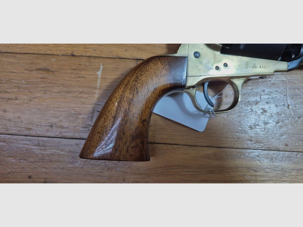 Beau revolver Colt 1851 Navy — Cal .36 poudre noire — Fabrication Armi San Paolo (logo « DGG ») et marquée Euroarms — Arme de 1969 — Bronzage 100 % —Très bel état esthétique et mécanique — Très beau canon — TBE/TBE+, image 3 sur 25