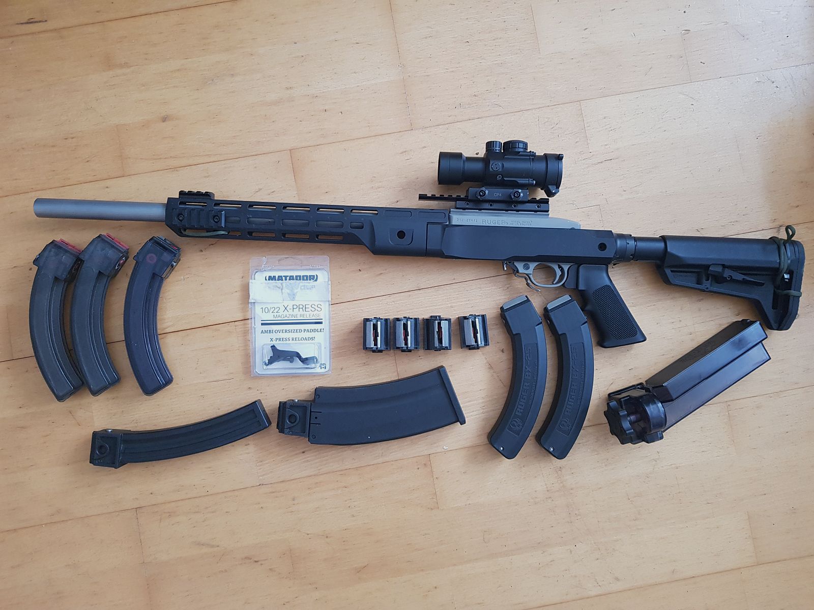 Ruger 10/22 Target, inoxidable "táctico" con empuñadura de pistola y culata retráctil (Magpul)