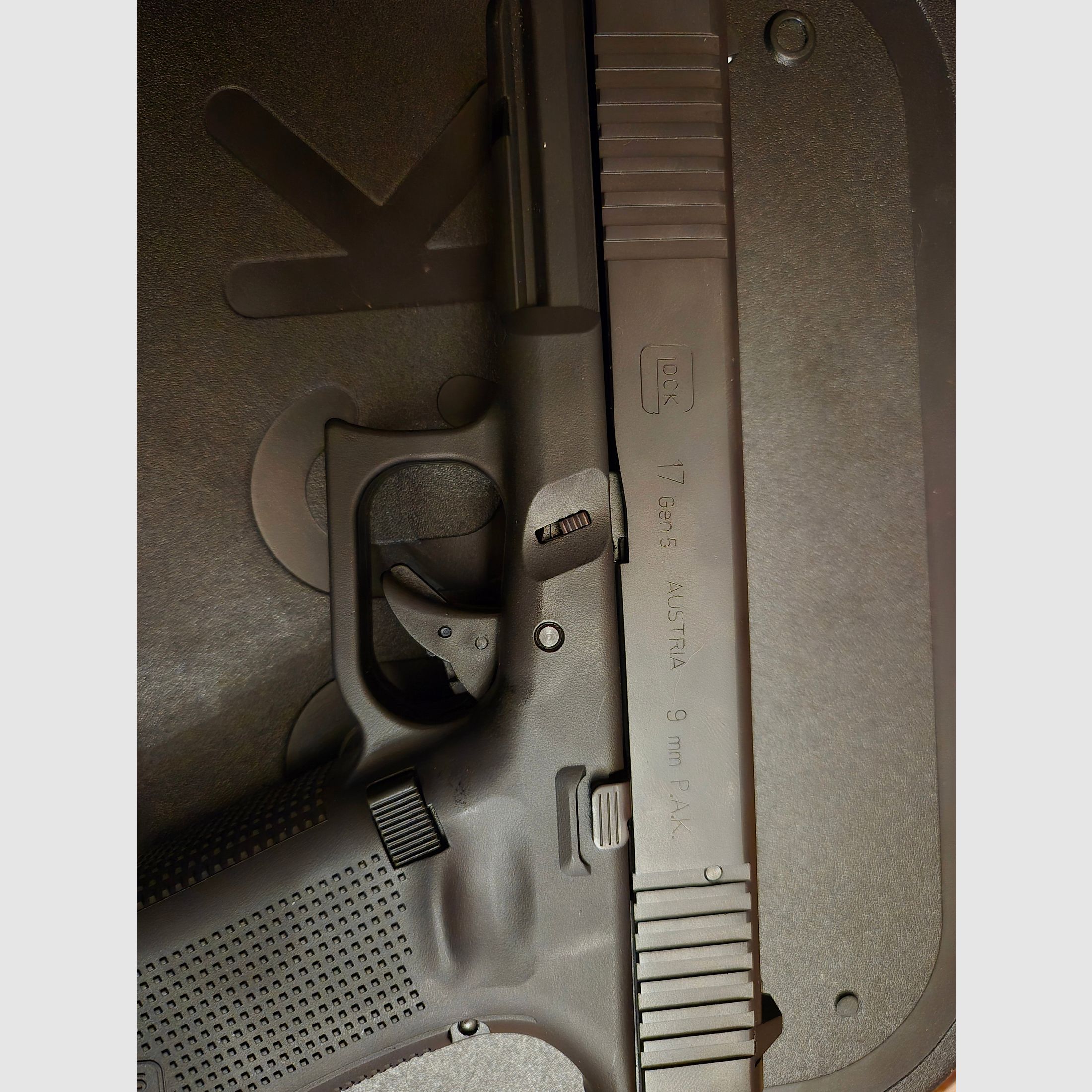 --- NEU --- STAHLVERSCHLUSS --- NEU - GLOCK 17  Gen 5 - SV - 9mm P.A.K - NEU + ERSATZMAGAZIN - NEU + 100 Schuss P.A.K