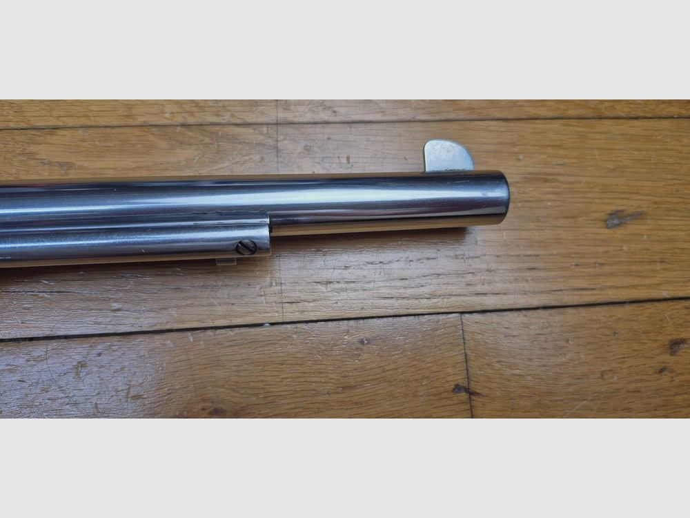 Bardzo ładny rewolwer Ruger Vaquero – Kal. .45 Colt na sześć nabojów – Lufa 7,5 cala – Wersja „Old model” (najbardziej wytrzymała!) – Wspaniała wykończenie „Stainless” z grubymi uchwytami typu kość – Dostarczany z pudełkiem i oryginalnymi drewnianymi uchwytami RUGER – Doskonały stan mechaniczny i wspaniała lufa lustrzana – Top Cowboy! – Wspaniały stan – TBE+/TBE++!, zdjęcie 27 z 28