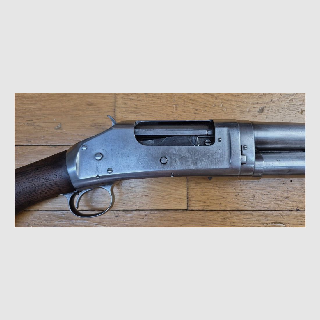 Ikonische Pumpflinte Winchester Modell 1897 – Take Down Modell mit 28 Zoll (71cm) Lauf – Waffe von 1914! – Kal. 16/70 – 5+1 – Kat. D! – Waffe in ausgezeichnetem Zustand – TBE++, Bild 28 von 32