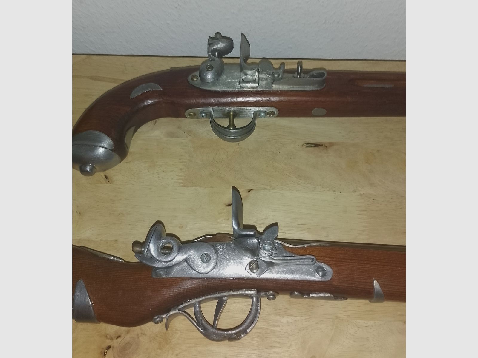 Rareza de pistolas de decoración, hecho a mano de latón, estaño y madera 58cm y 45cm