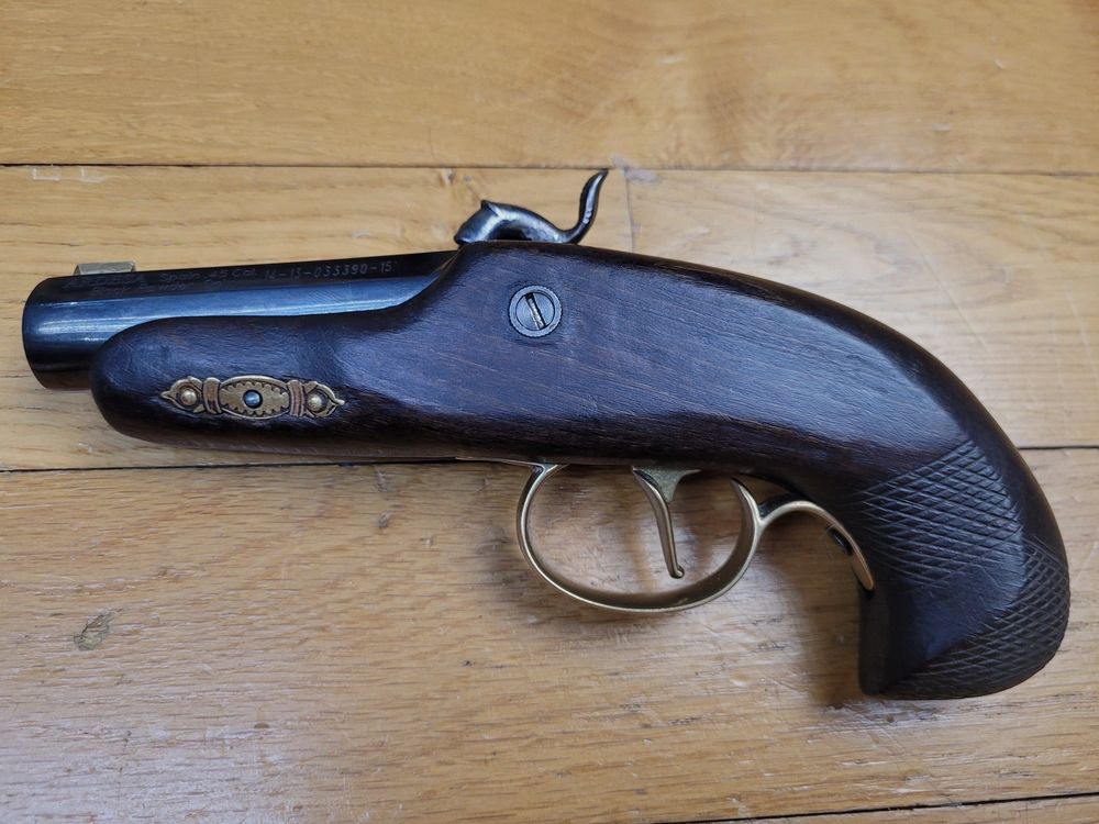 Interessanter Deringer Perkussionspistole – Von Ardessa Custom – Kal. .45 – Mit Leinöl behandelter Schaft – Riffelung wie bei den Originalen – Neuer Lauf – Sehr schöne Züge und schöne bläuliche Brünierung – Taschenmonster für große Gefühle am Stand! – Ein unverzichtbares Stück der Straßen von San Francisco um 1850 und die Waffe, die Lincoln tötete! – Neu!, Bild 13 von 16