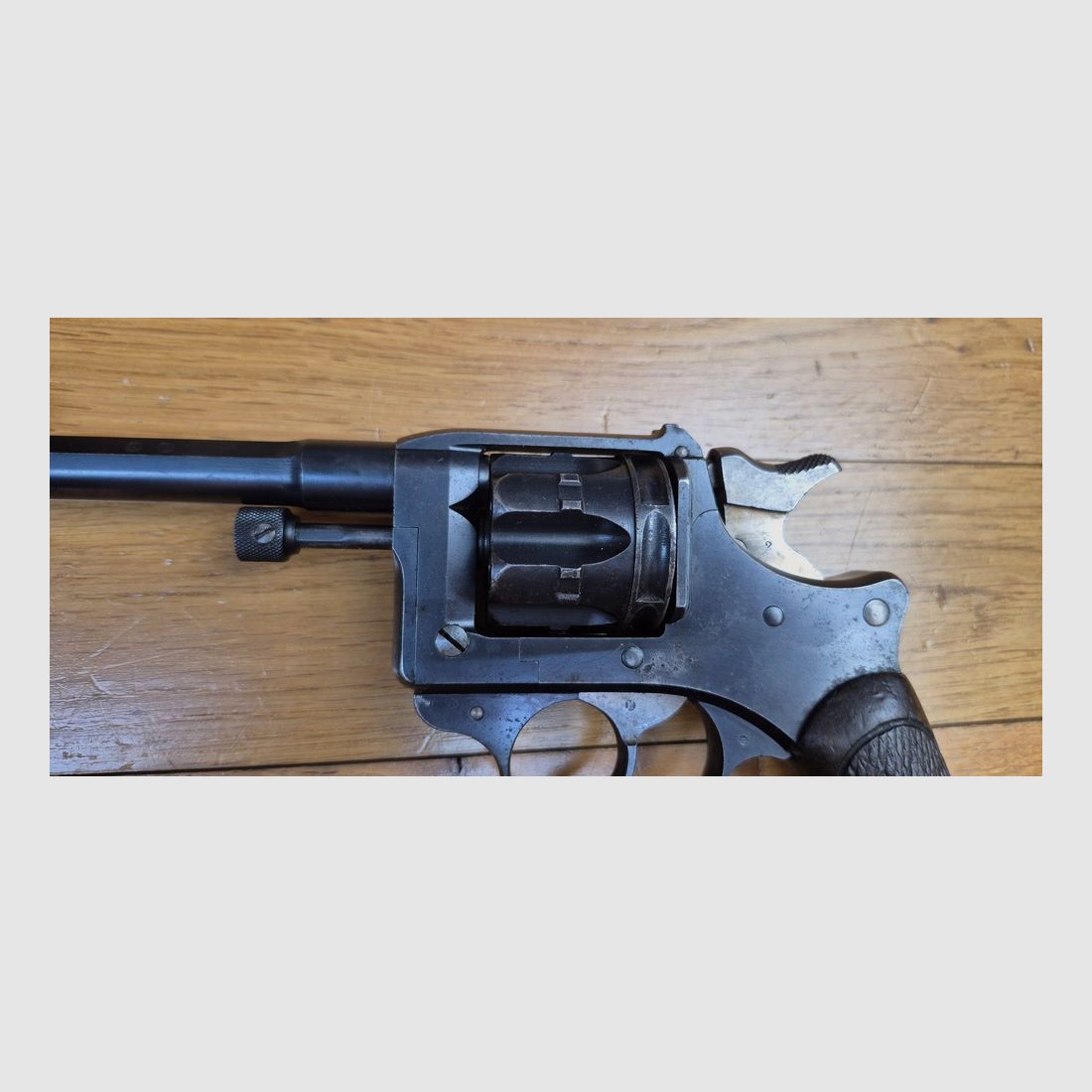 Schöner Dienstrevolver Modell 1892 – Gängig, aber mythisch – Höhepunkt des Dienstrevolvers Made in France – Kaliber 8mm92 – Mono-Nummer – Waffe von 1902 – Schöne Mechanik – Schöner Lauf – Sehr guter Zustand, Bild 17 von 19