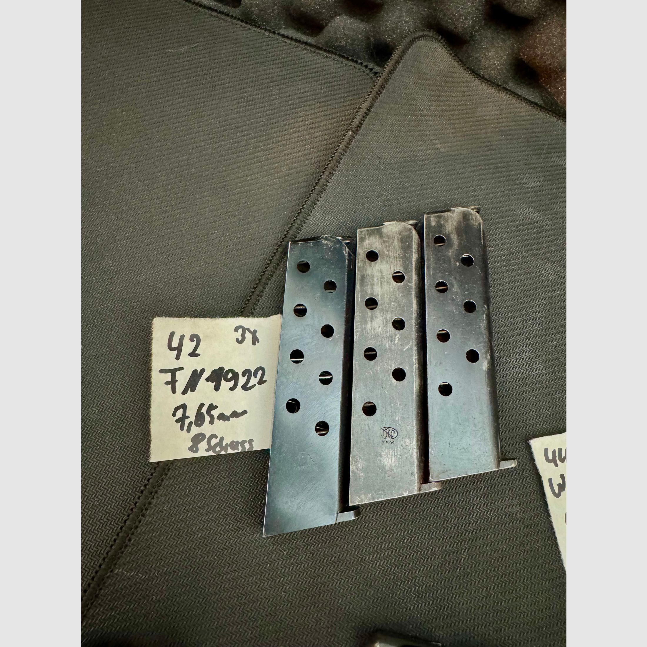 FN Browning Magazin, FN 1922 (3 Stück, eines mit Seriennummer und FN Stempel) 8 Schuss, 7,65mmBr